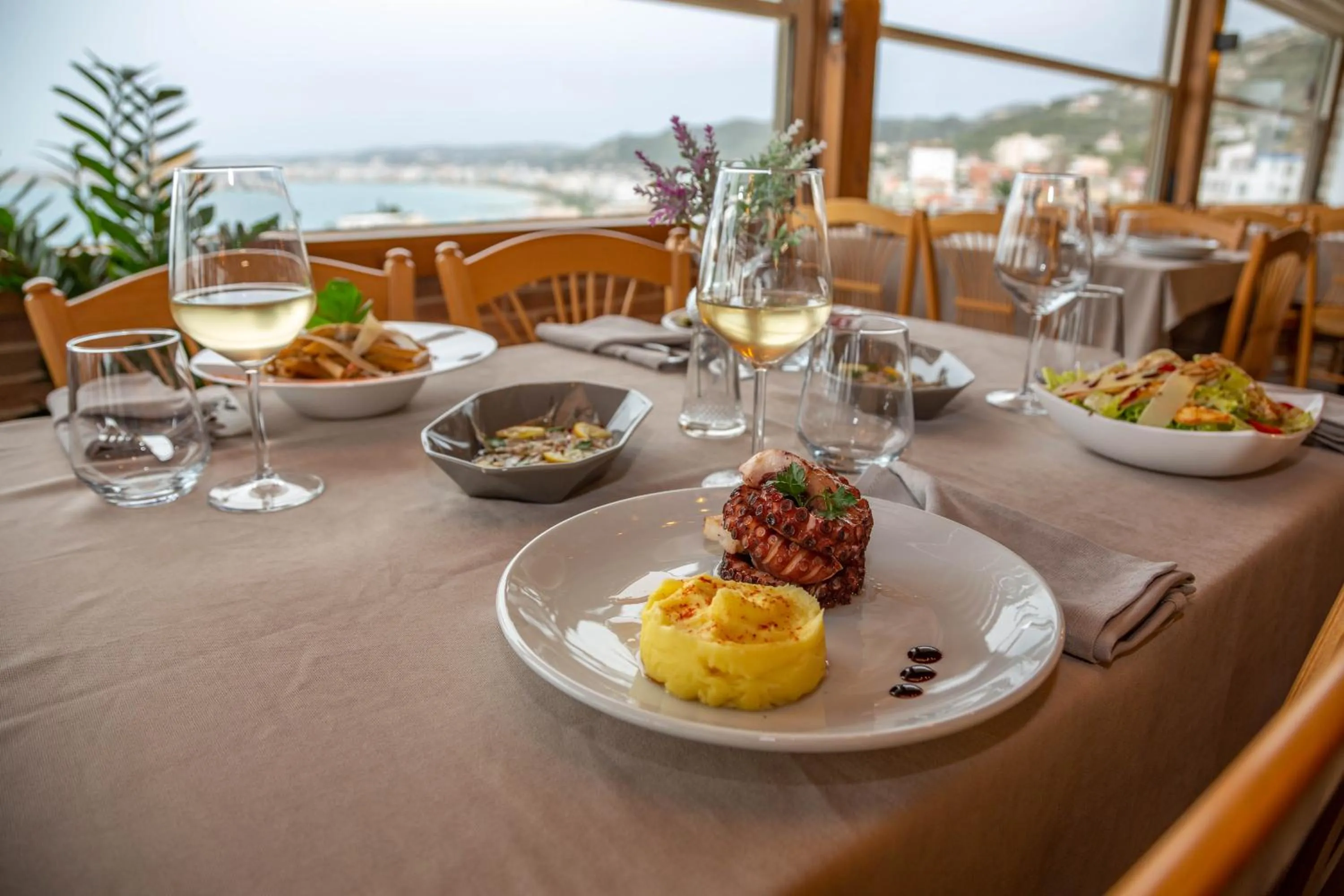 Restaurant/places to eat in Aerial Hotel & Spa