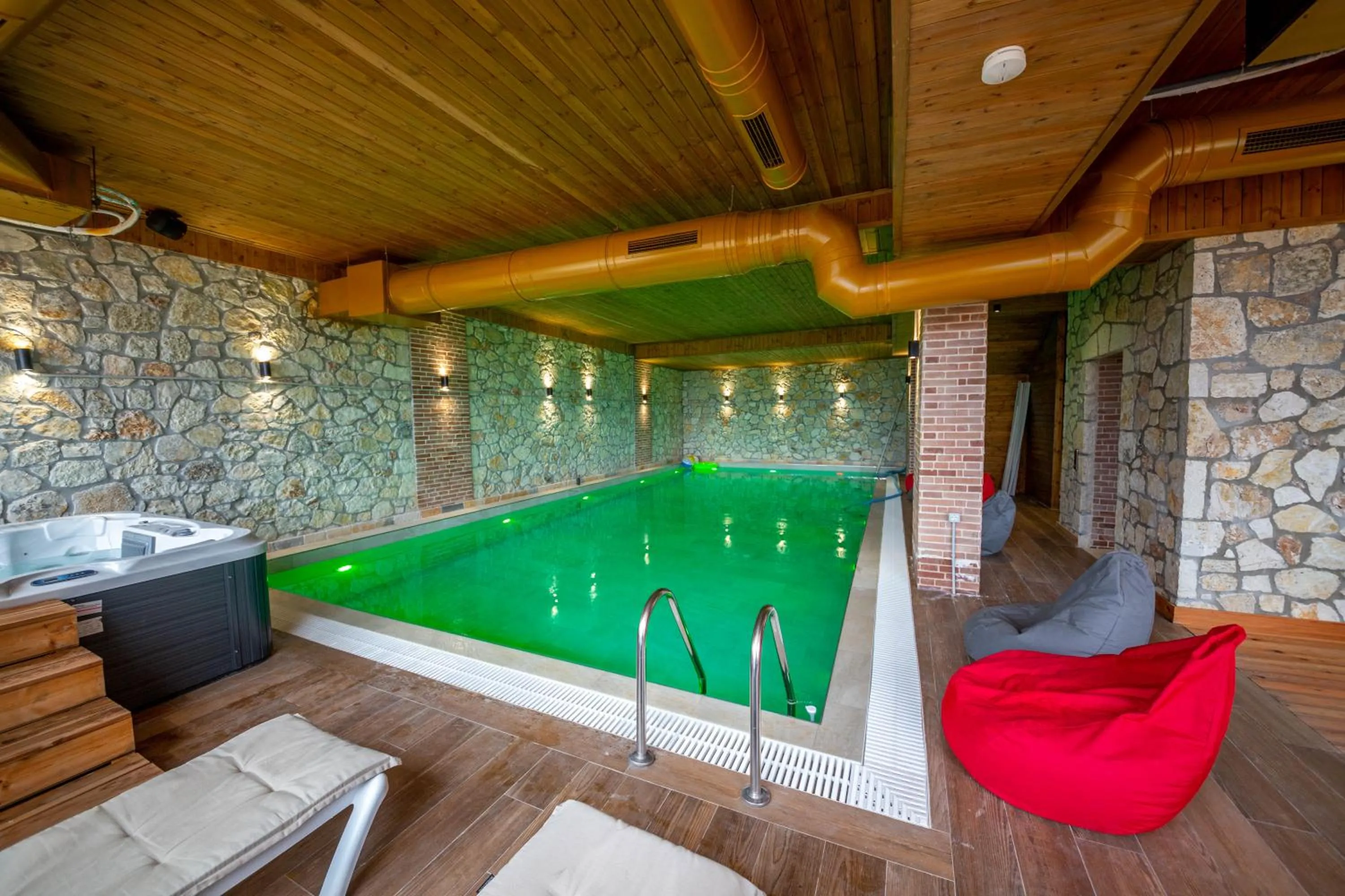 Hot Tub in Aerial Hotel & Spa