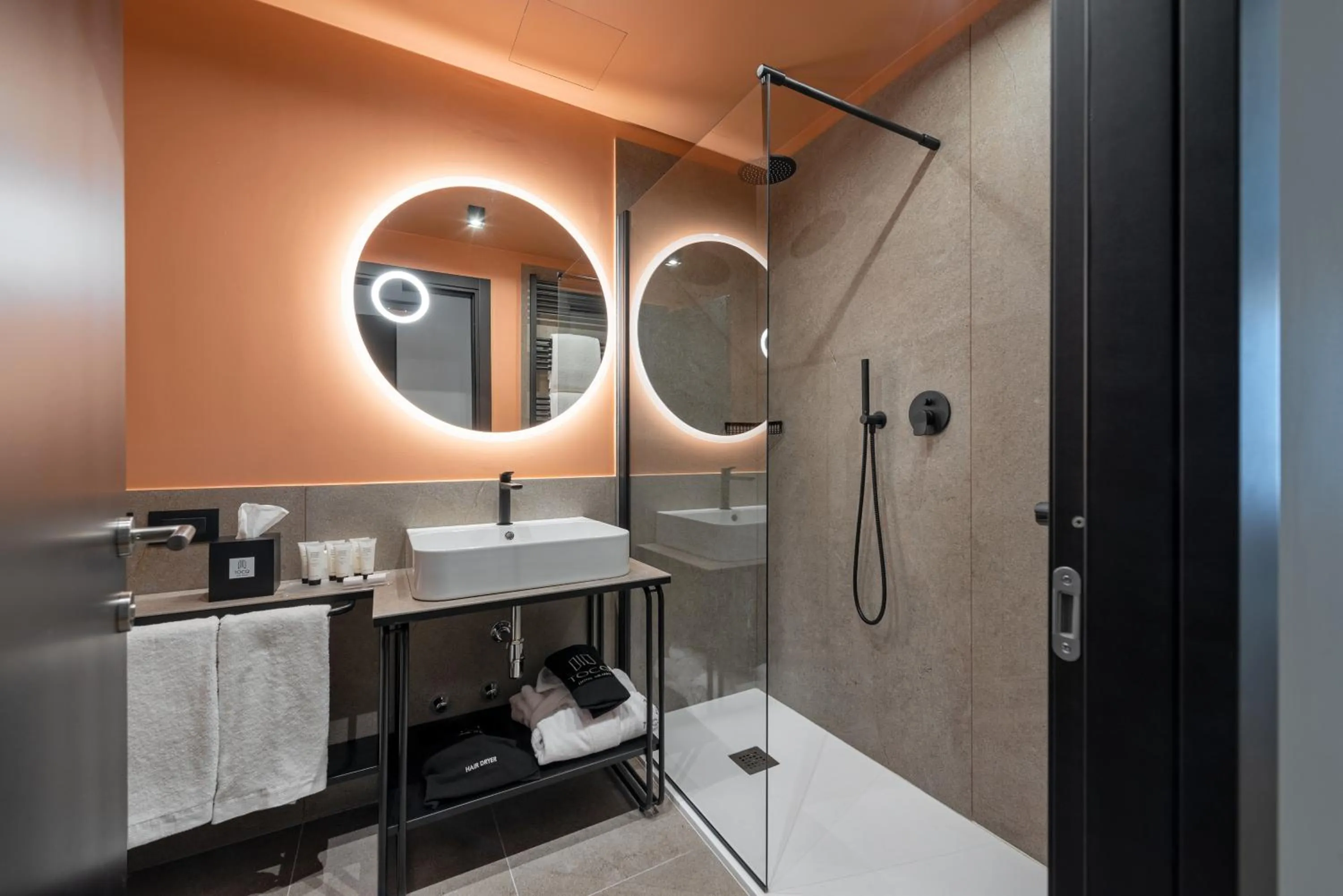 Shower in Hotel Tocq