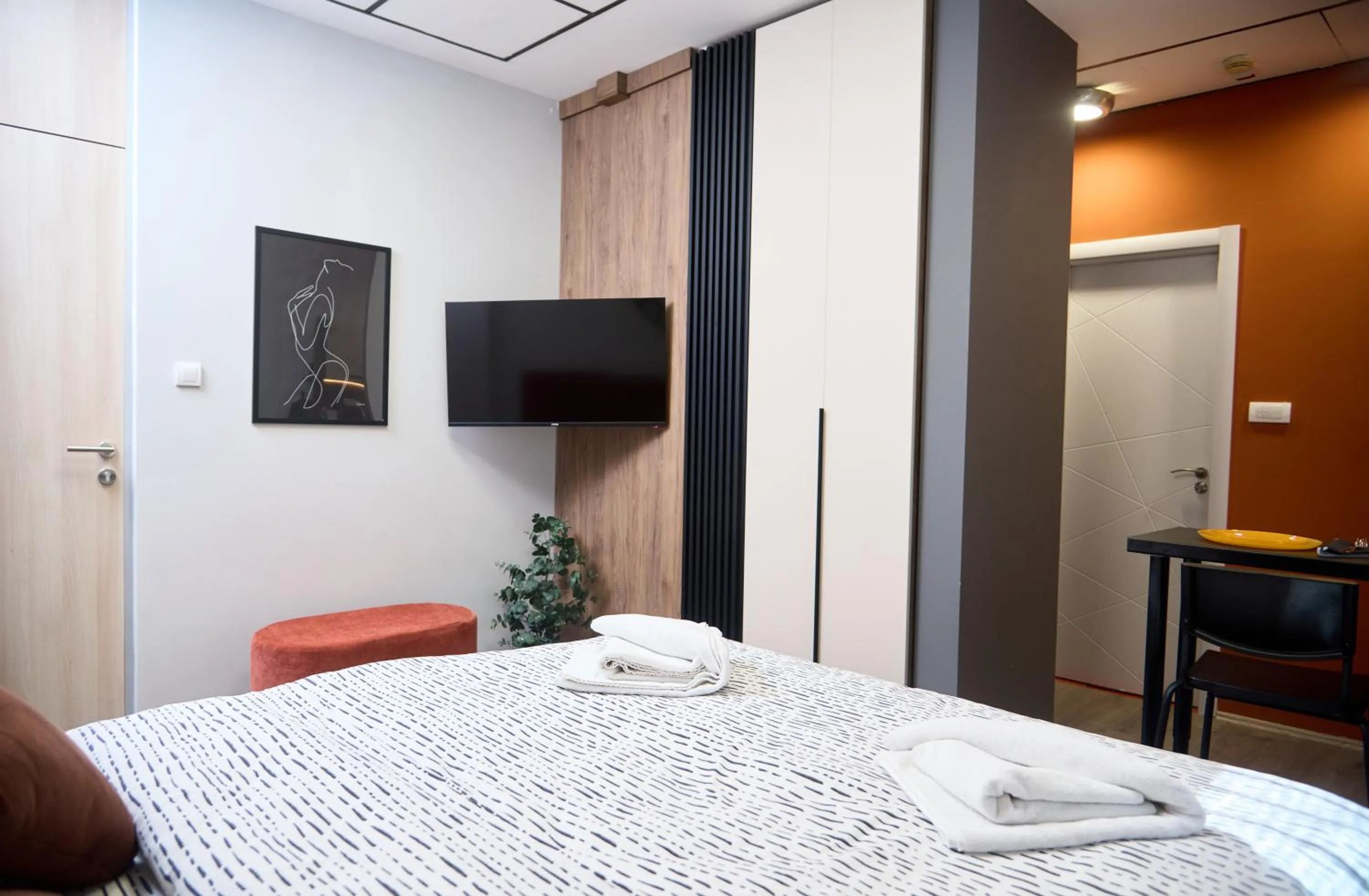 Bed in Manoir Apartments City Center