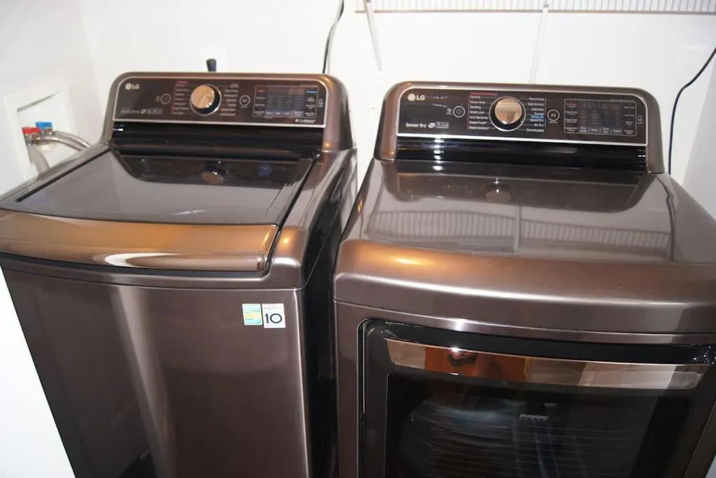 laundry in Less than 3 miles to Downtown with firepit