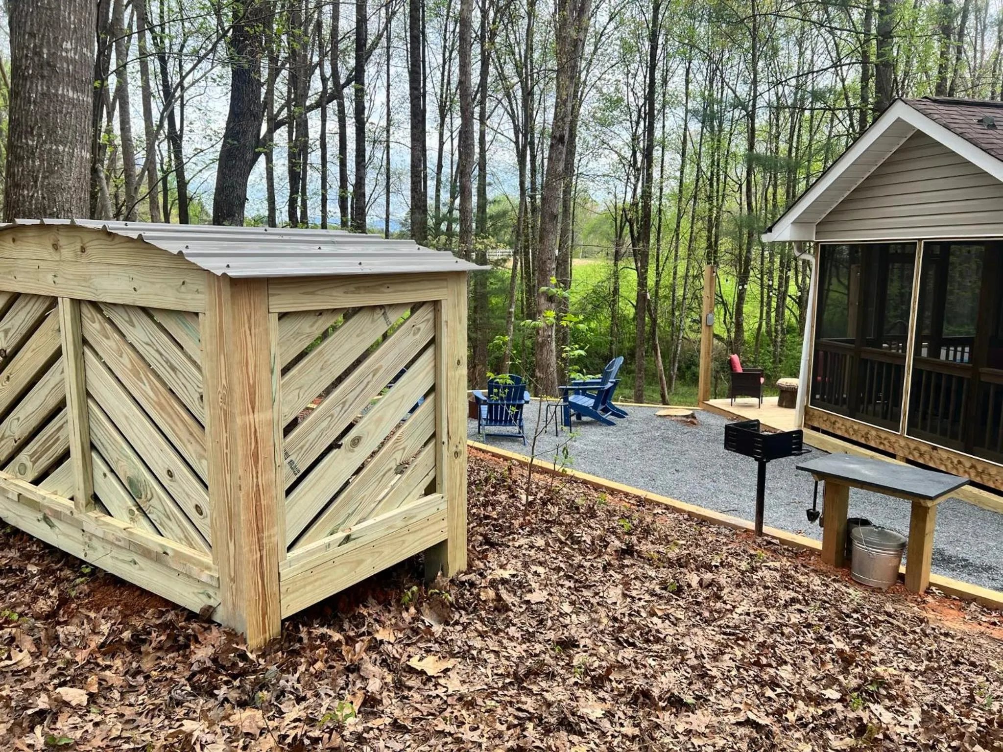 Less than 3 miles to Downtown with firepit