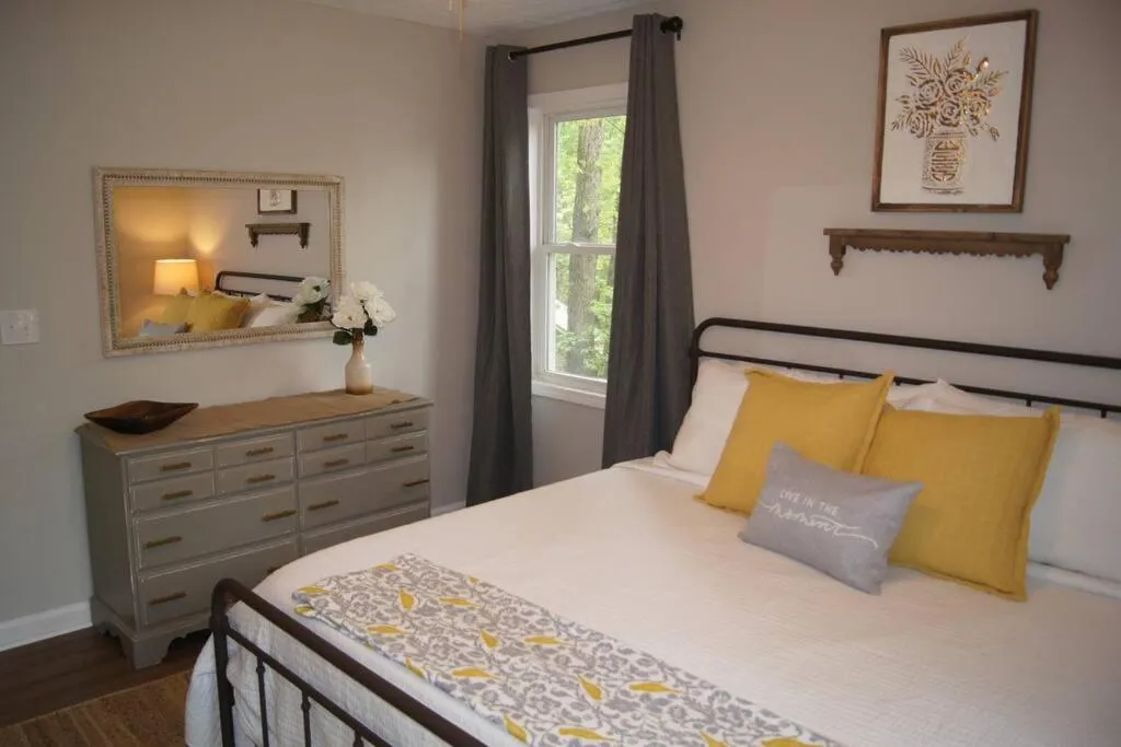 Bed in Less than 3 miles to Downtown with firepit