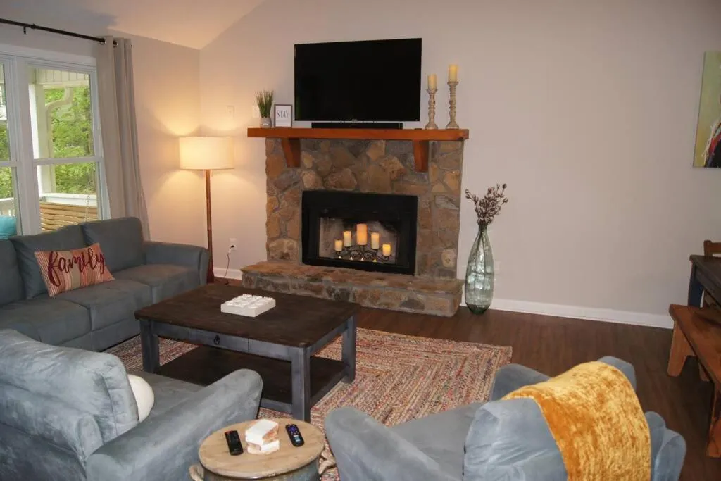 flat iron in Less than 3 miles to Downtown with firepit