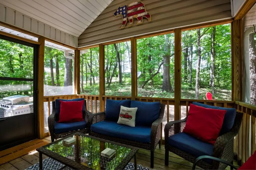 Less than 3 miles to Downtown with firepit