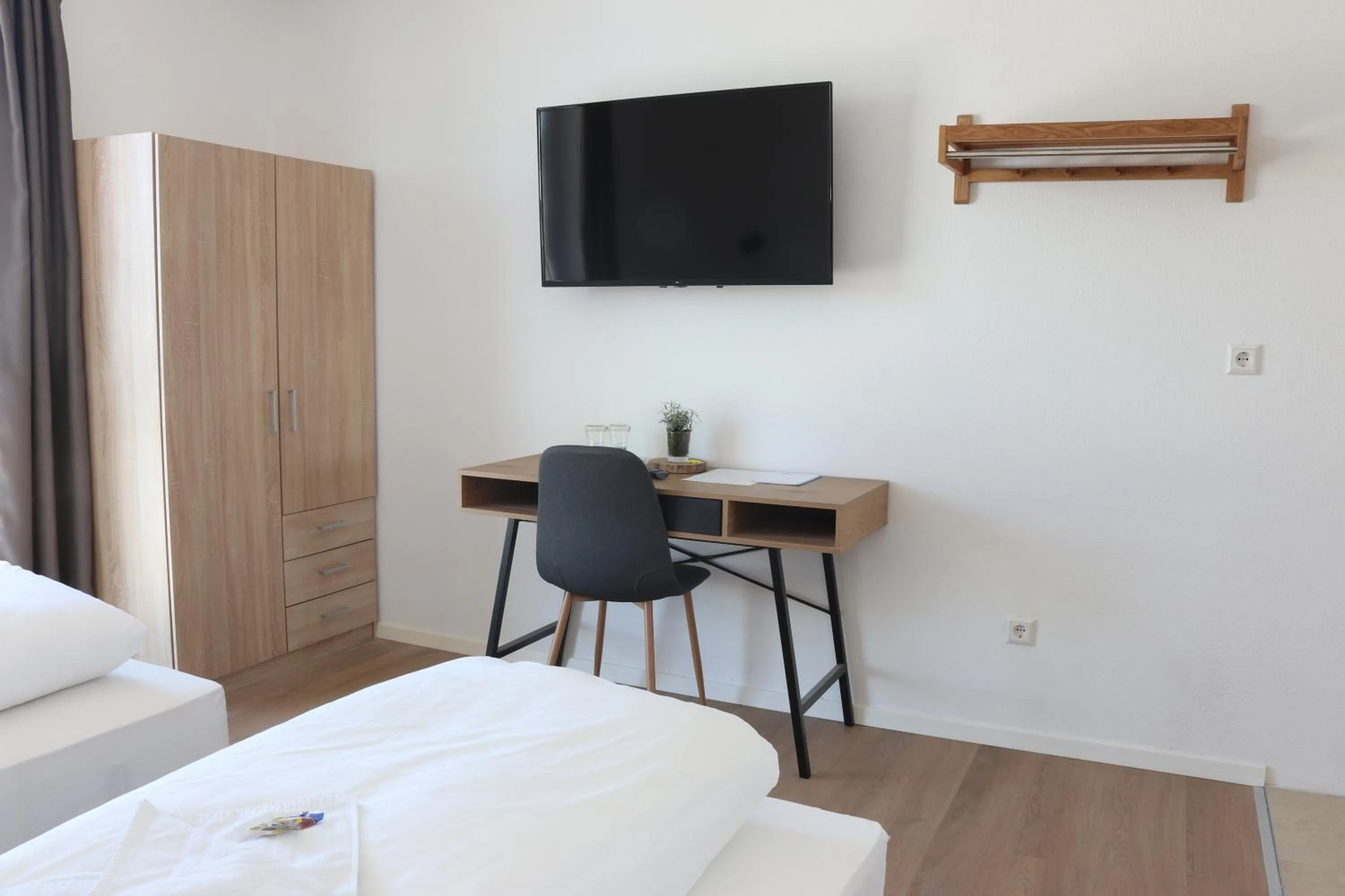 TV and multimedia, Bed in Motel Bergtheim - Self Check-in