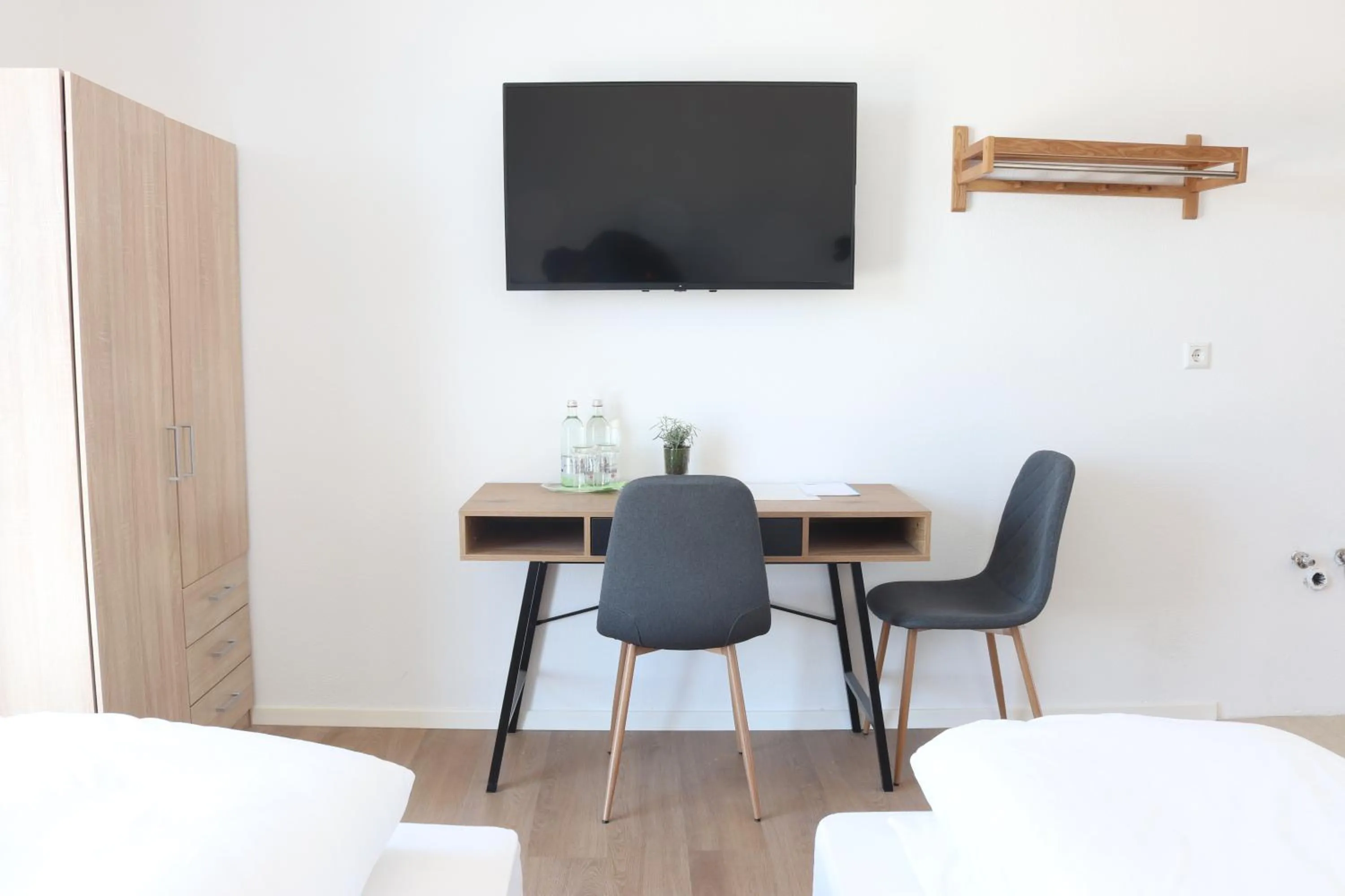 TV and multimedia in Motel Bergtheim - Self Check-in