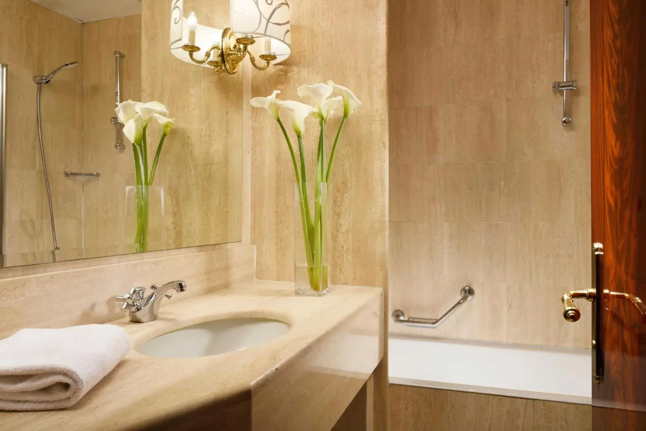 Bathroom in UNA Hotels Scandinavia Milano Bathroom in UNA Hotels Scandinavia Milano