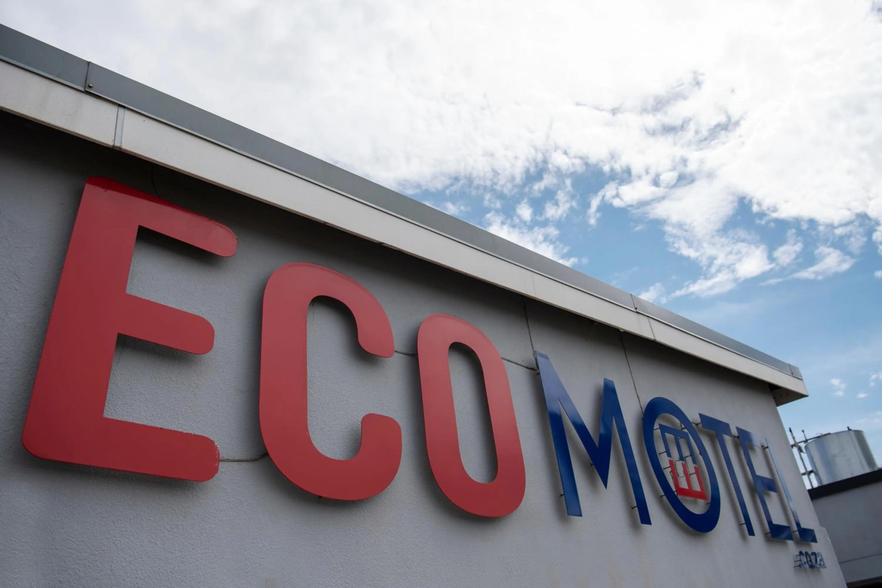 Property logo or sign in Ecomotel Marlboro