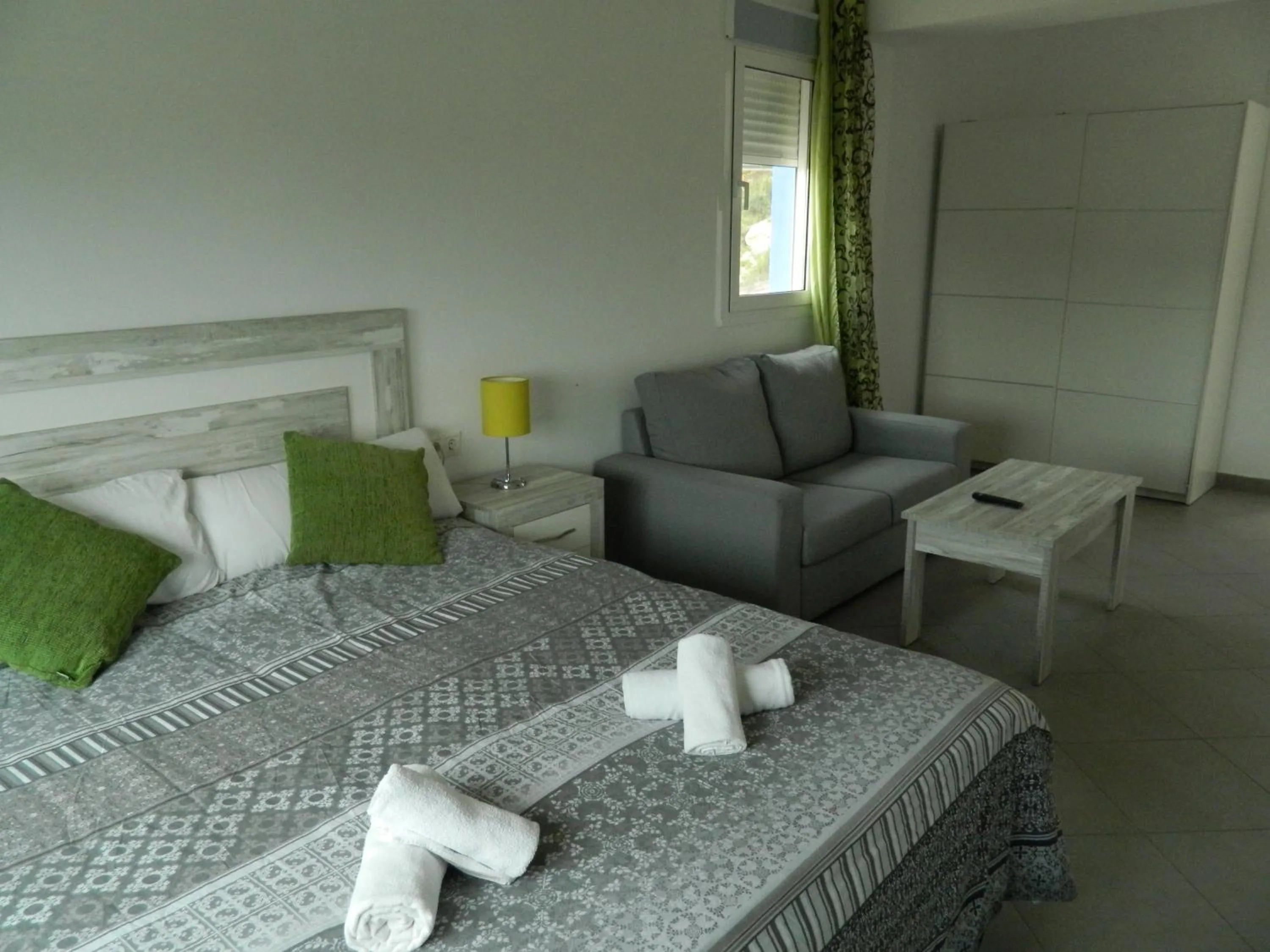 Living room, Bed in Hotel Restaurant Baladrar