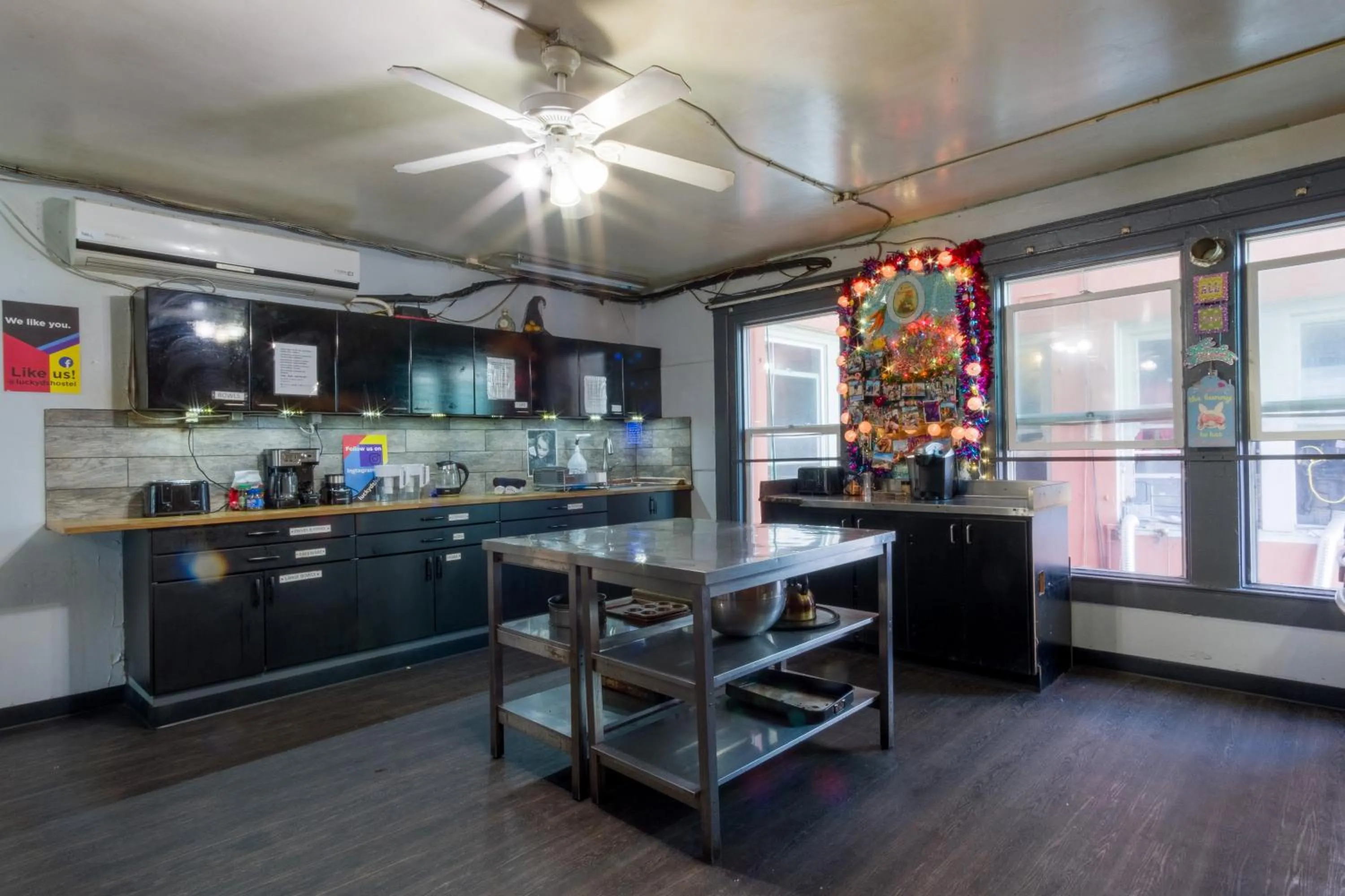 Communal kitchen in Lucky D's Youth and Traveler's Hostel