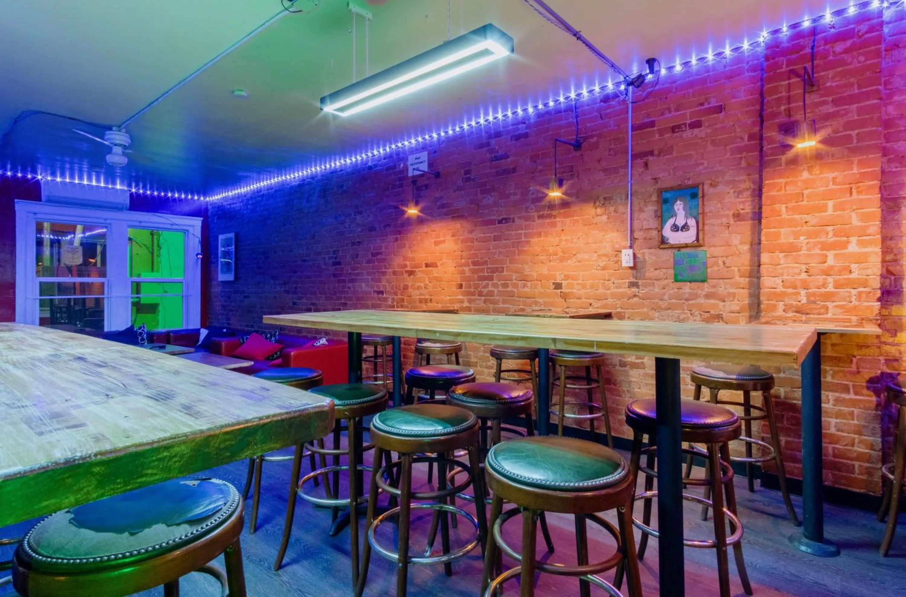 Lounge or bar in Lucky D's Youth and Traveler's Hostel