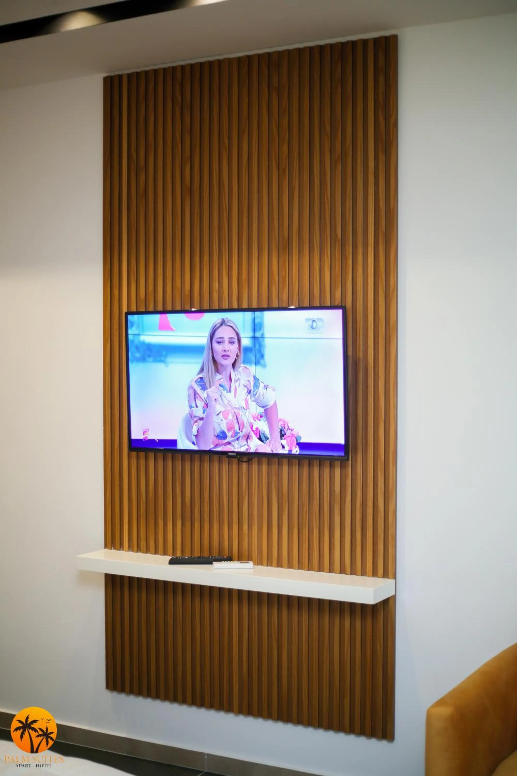 TV and multimedia in Palm Suites Apartment-Suite