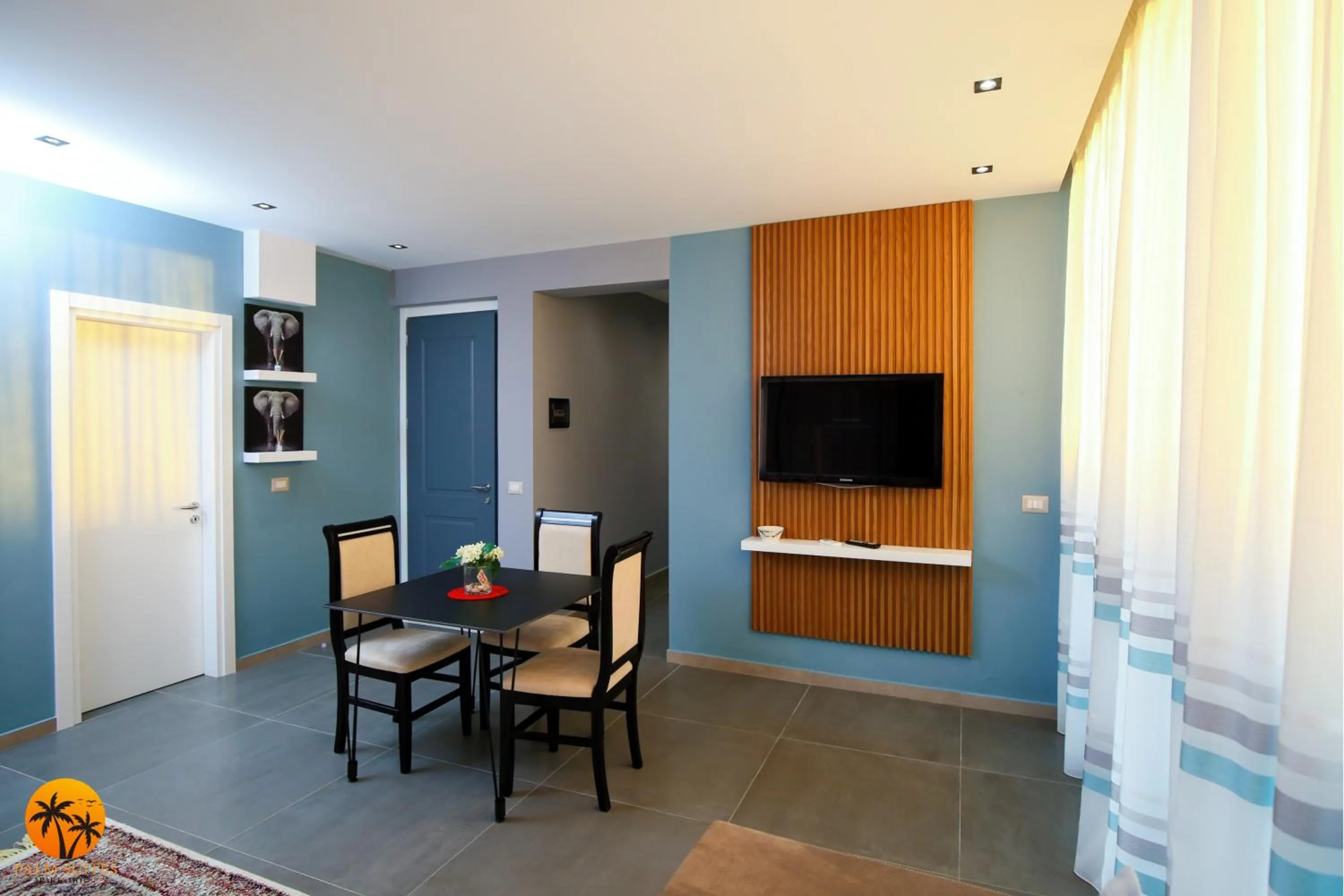 TV and multimedia in Palm Suites Apartment-Suite