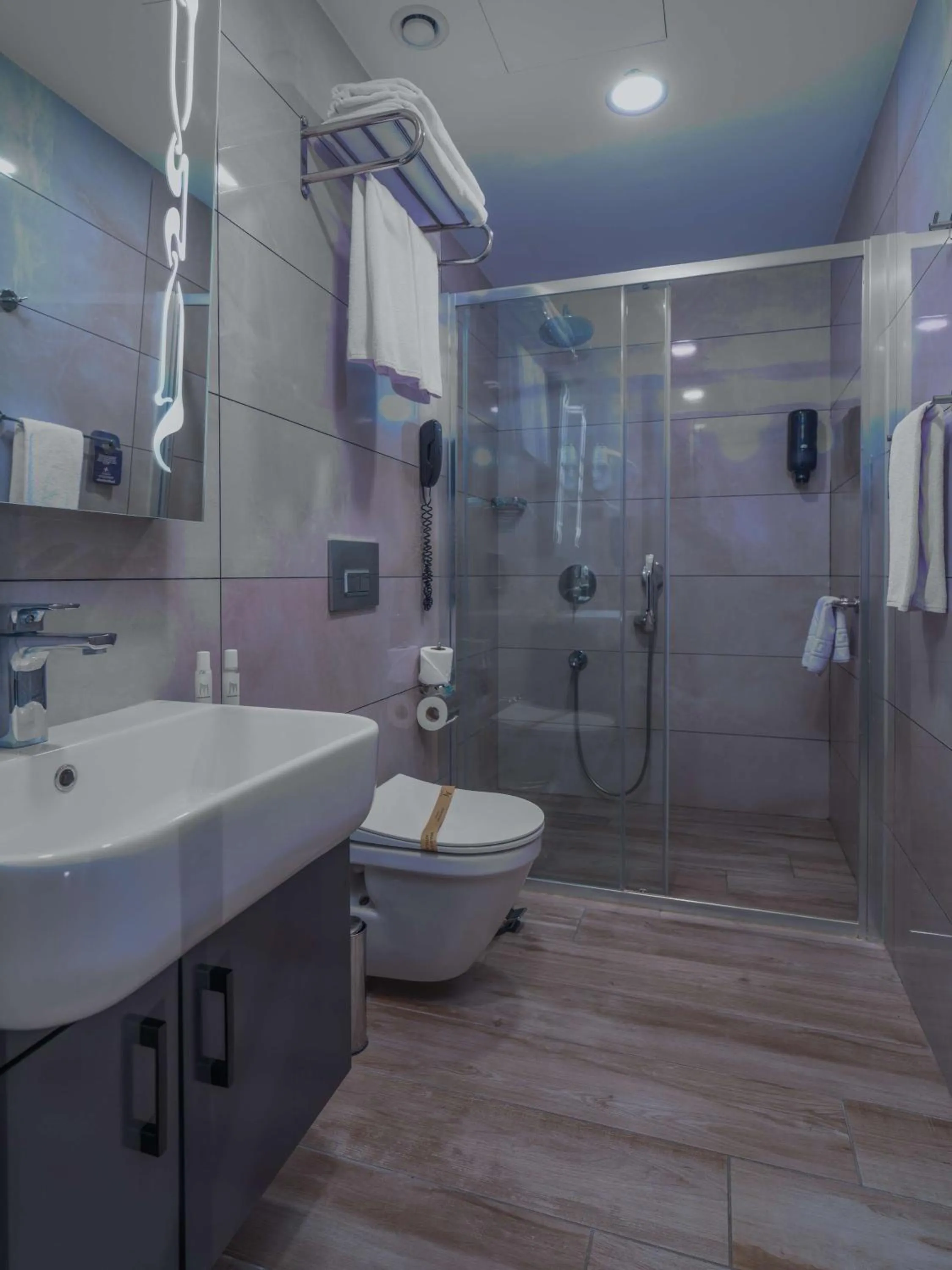 Bathroom in Nova Vista Deluxe & Suites a Member of Radisson Individuals