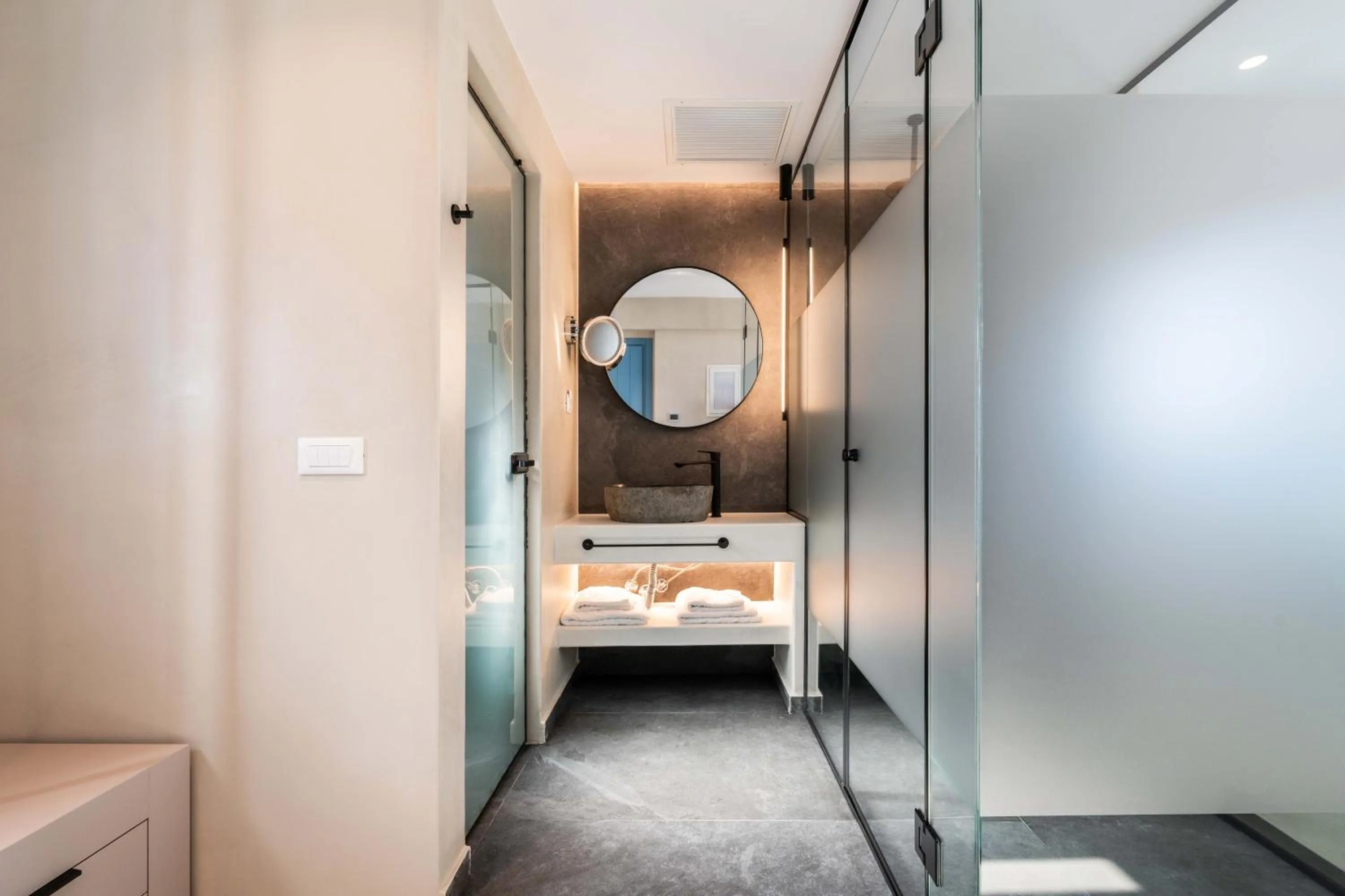 Bathroom, Bed in Aura Suites Paros