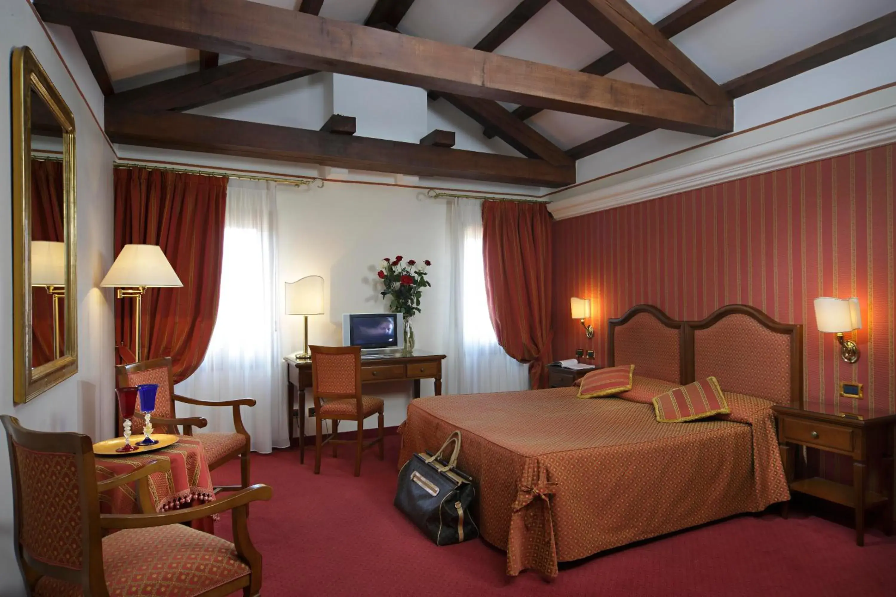 Photo of the whole room, Bed in Hotel Ca' D'Oro - WENICE Deep Culture Photo of the whole room, Bed in Hotel Ca' D'Oro - WENICE Deep Culture