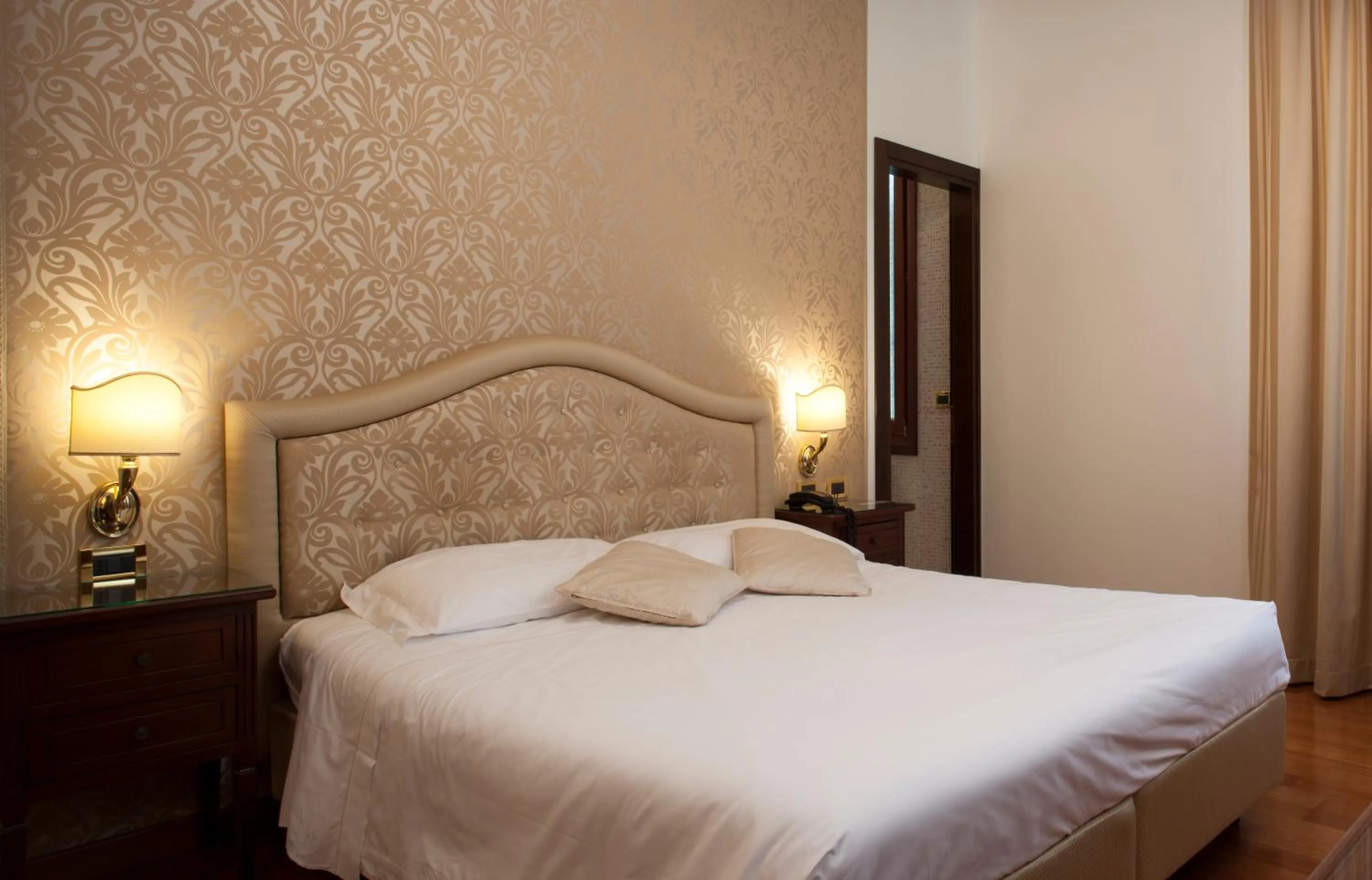 Photo of the whole room, Bed in Hotel Ca' D'Oro - WENICE Deep Culture