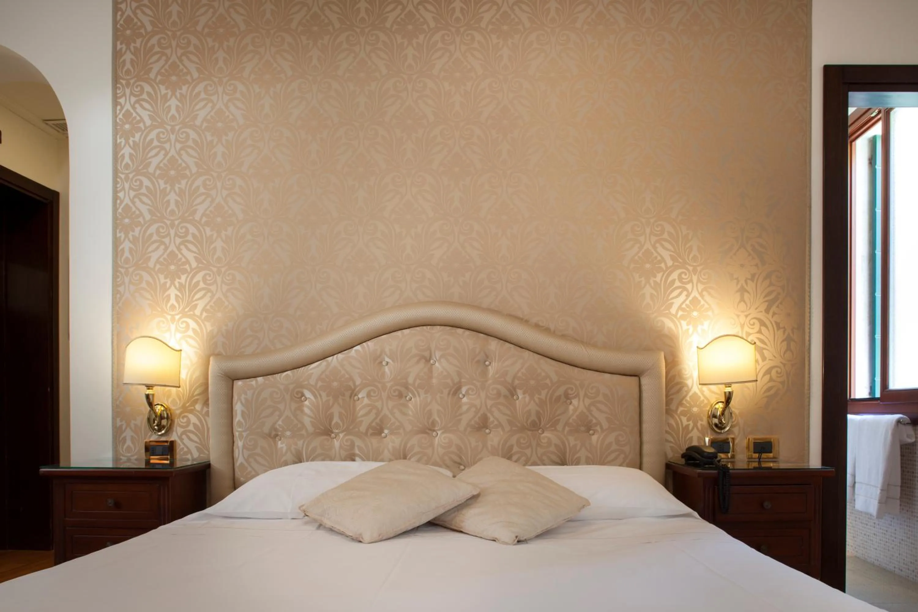 Photo of the whole room, Bed in Hotel Ca' D'Oro - WENICE Deep Culture