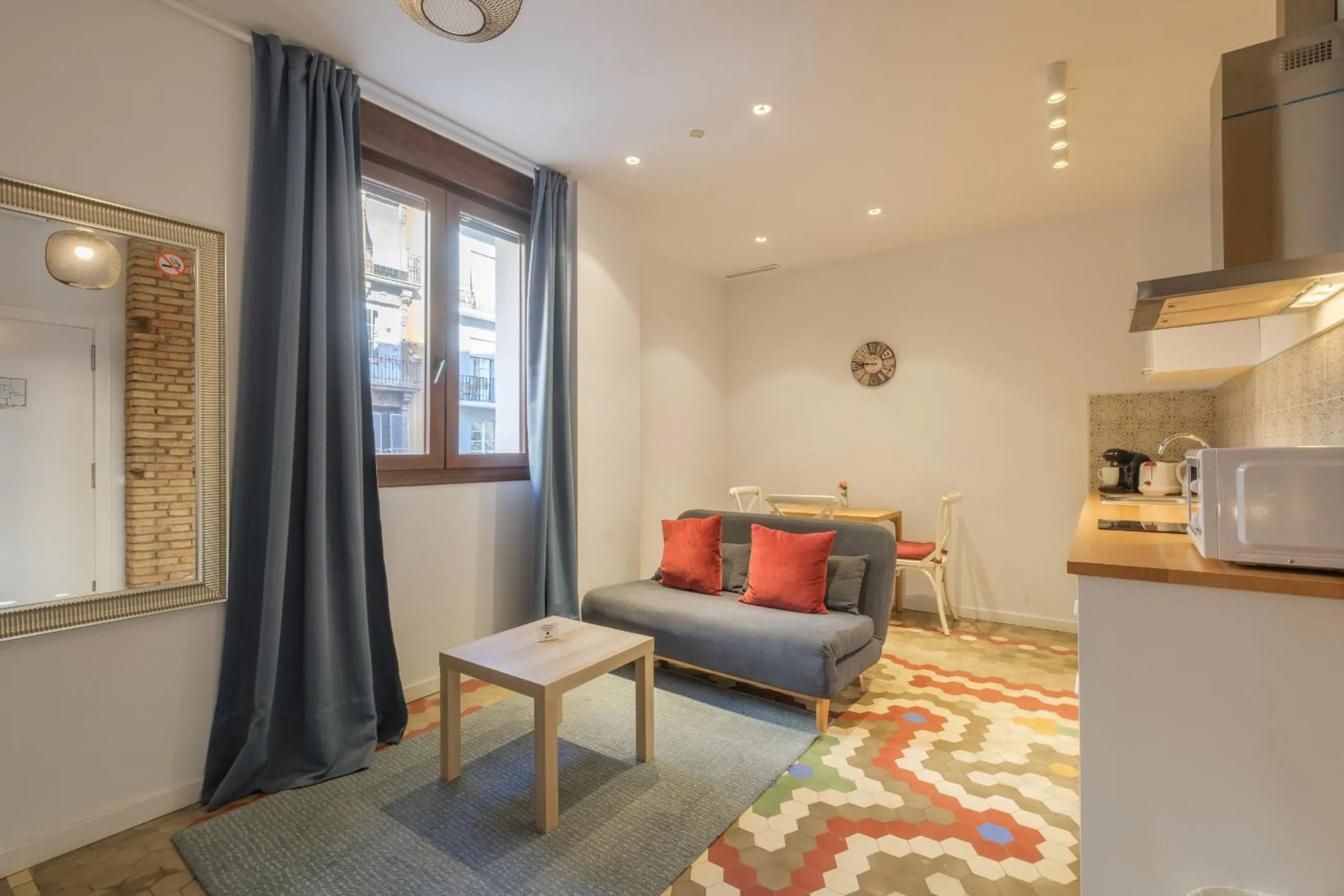 Apt with Antique Floor & lots of Sun Light