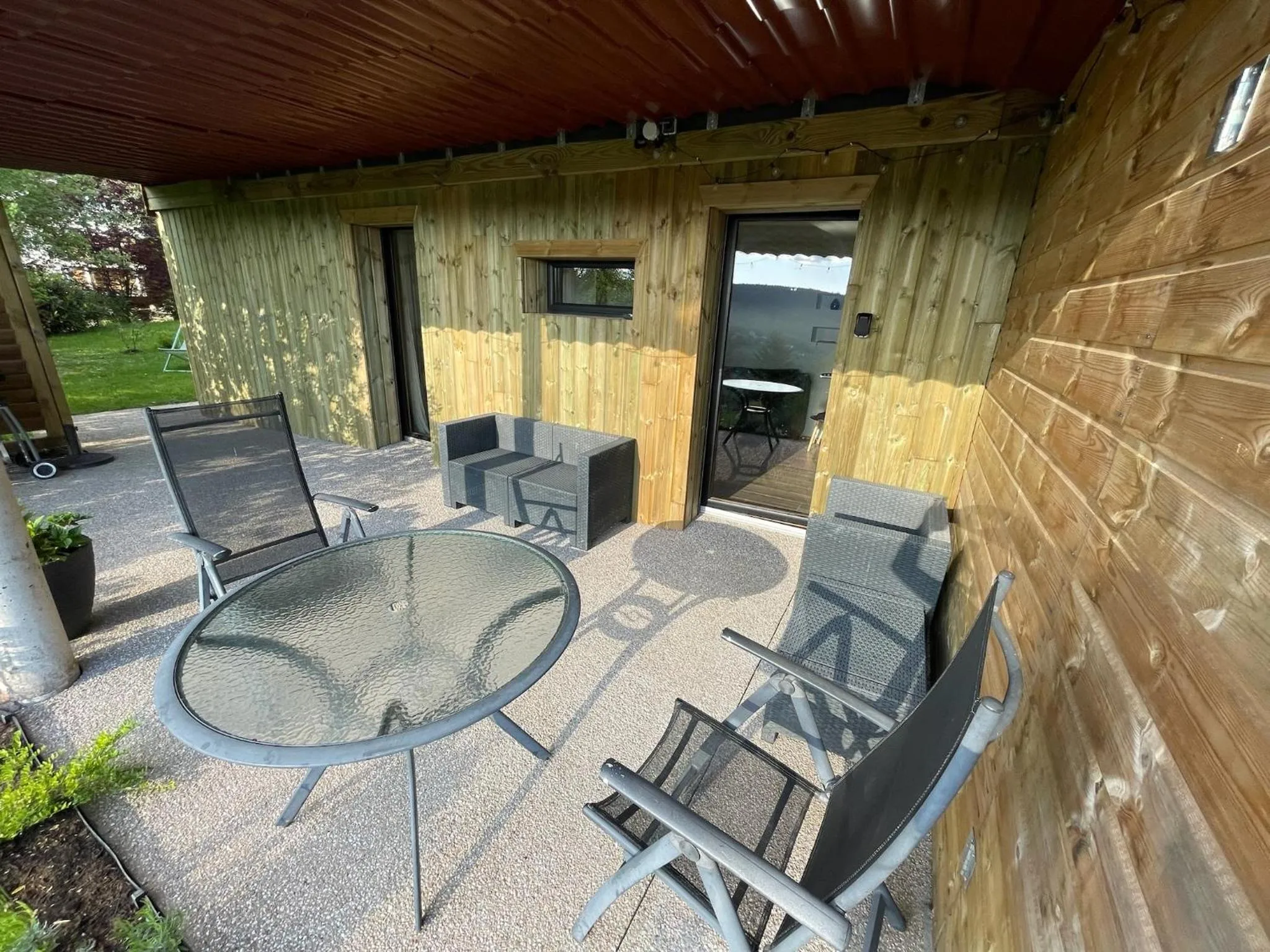 Patio in Le gîte cozy de Bouvacôte avec vue panoramique et Sauna