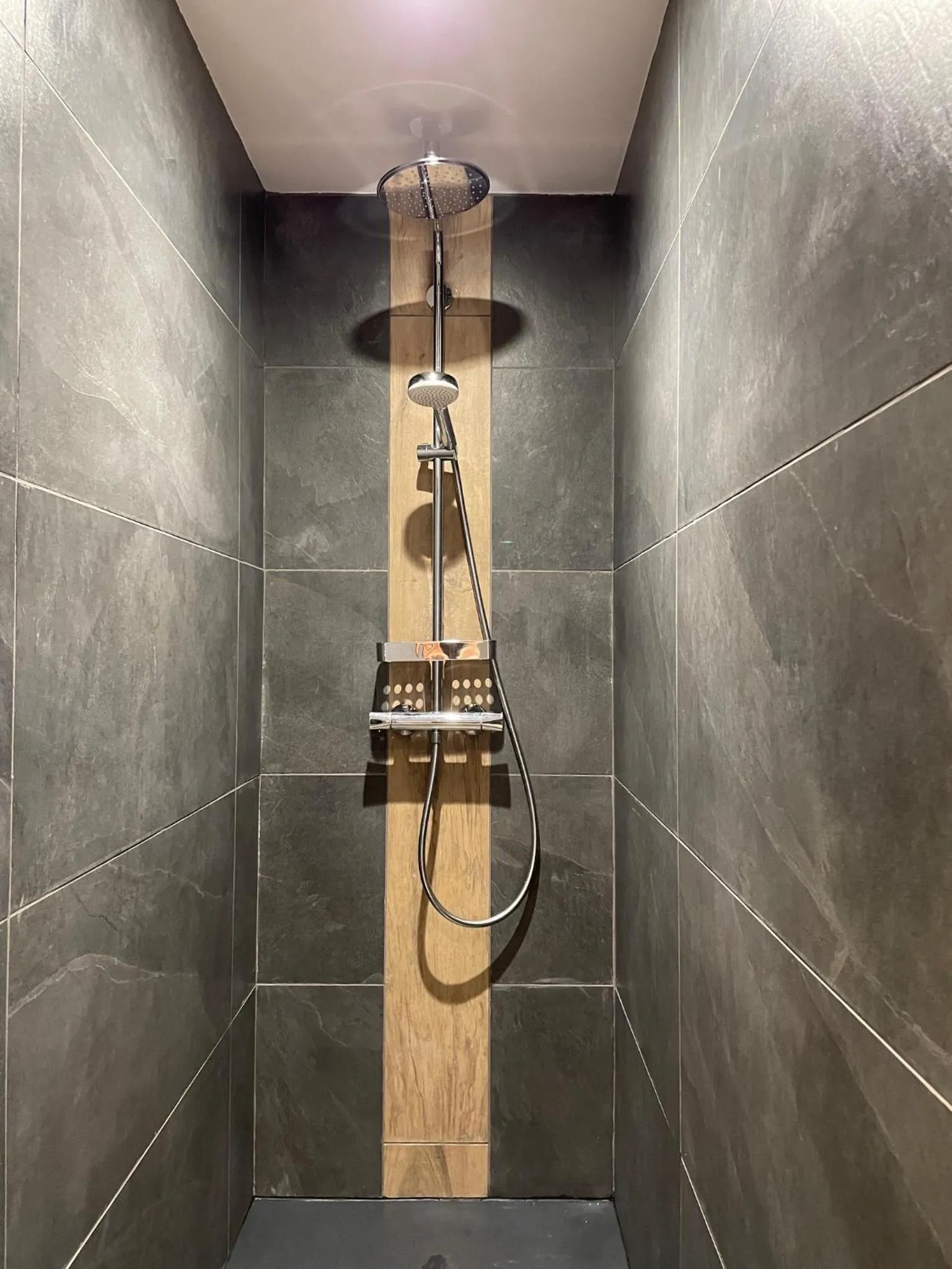 Shower in Le gîte cozy de Bouvacôte avec vue panoramique et Sauna