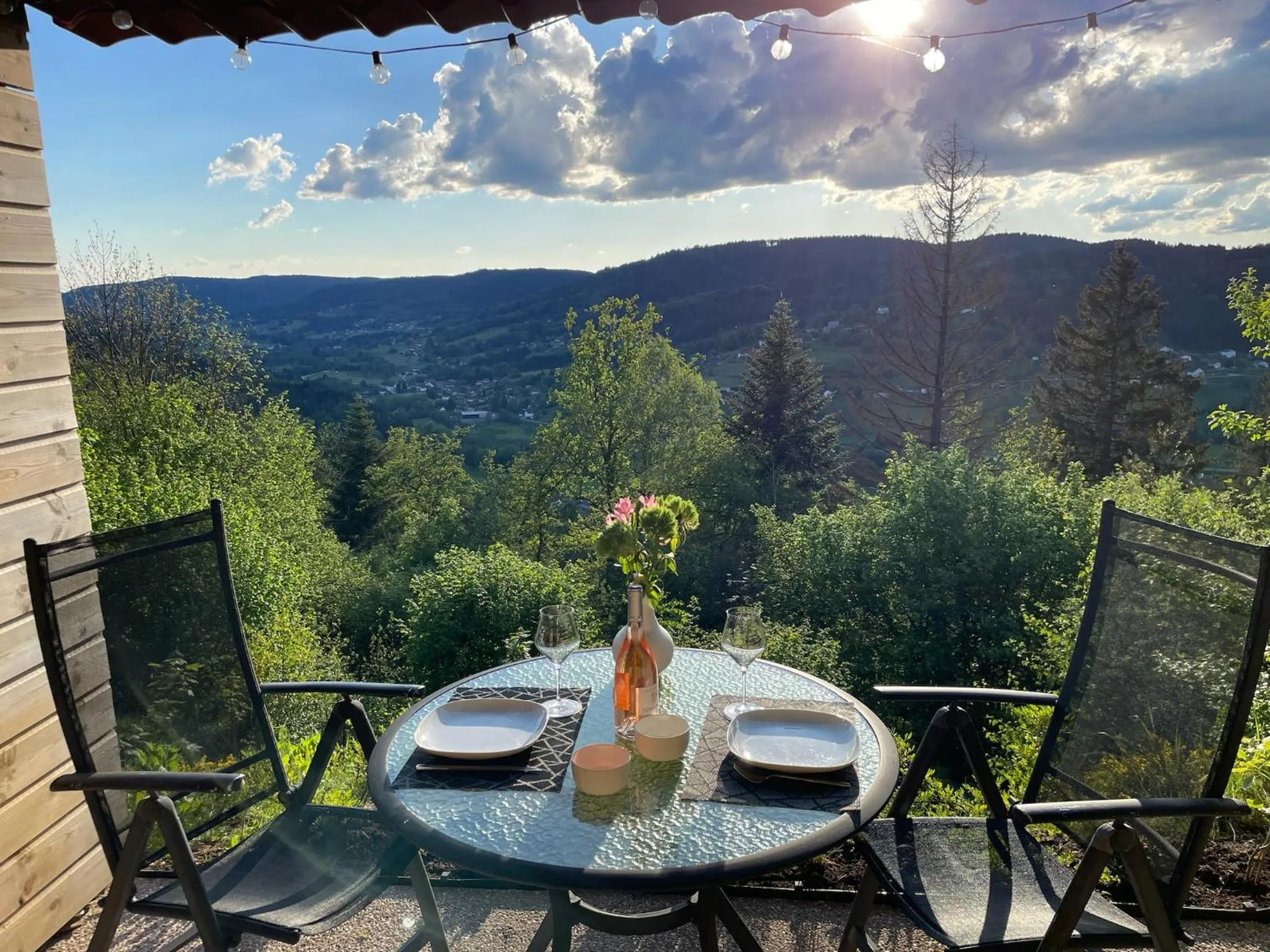 Patio in Le gîte cozy de Bouvacôte avec vue panoramique et Sauna
