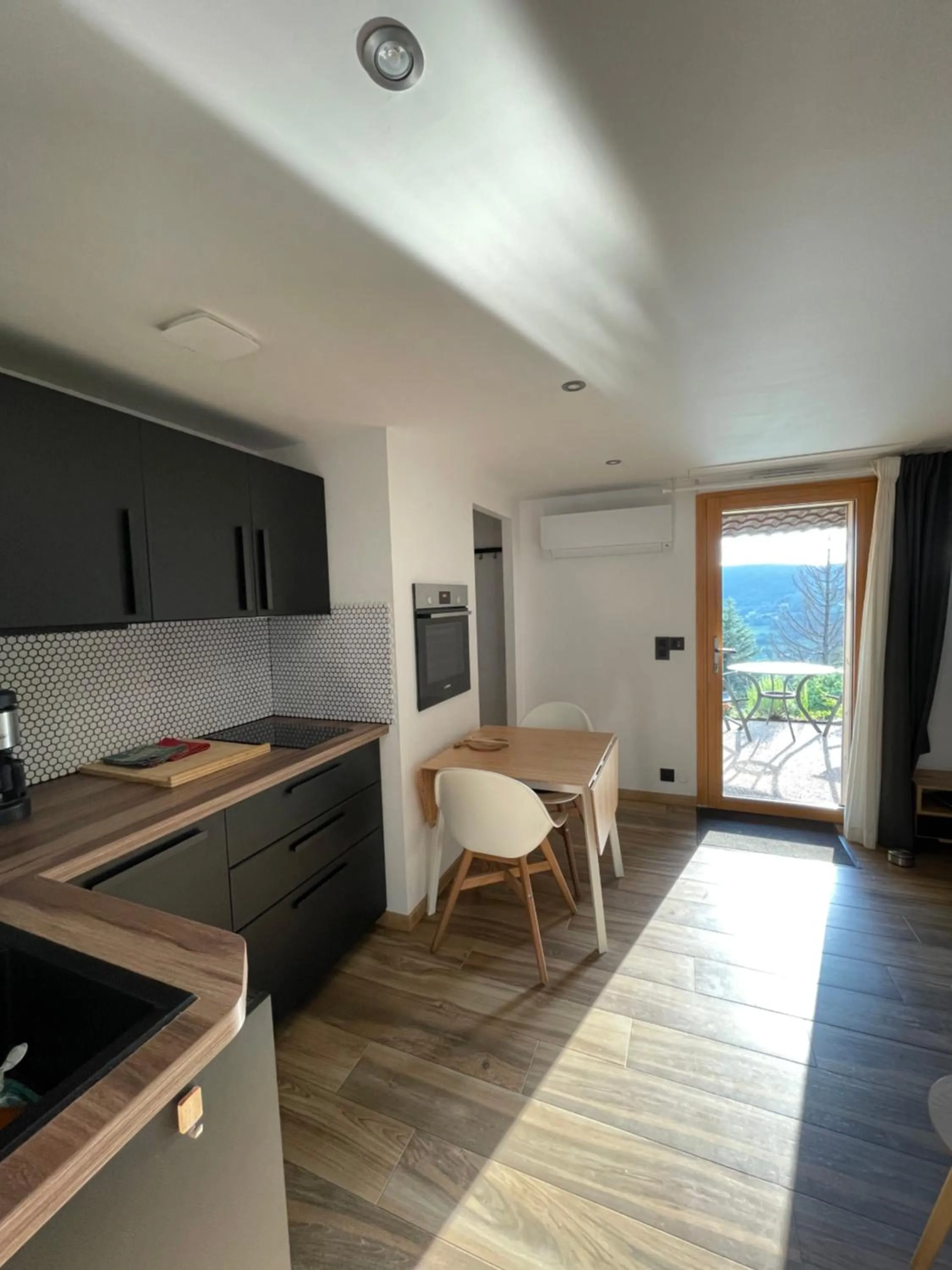 Kitchen or kitchenette in Le gîte cozy de Bouvacôte avec vue panoramique et Sauna