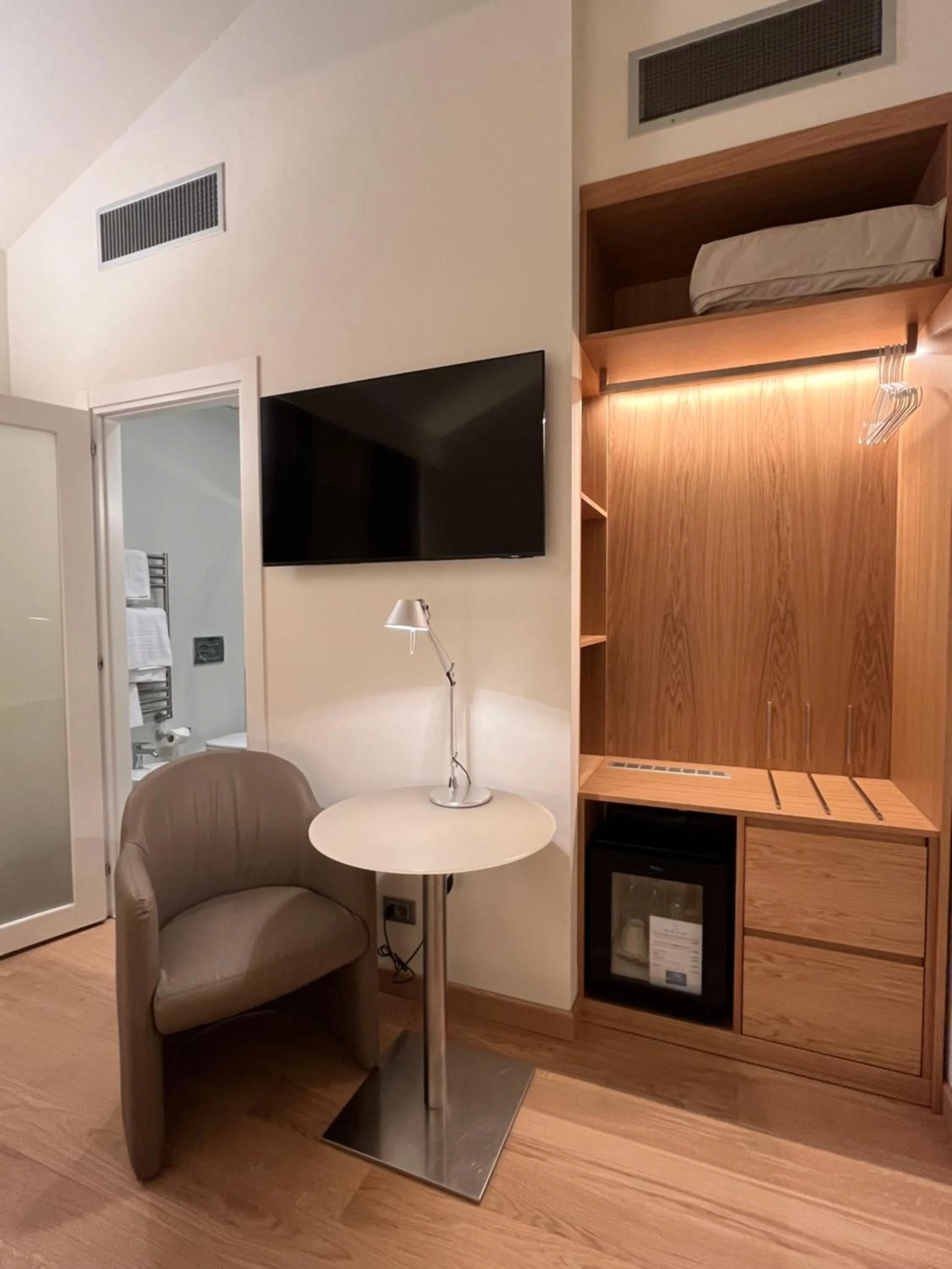 TV and multimedia in Hotel Annunziata