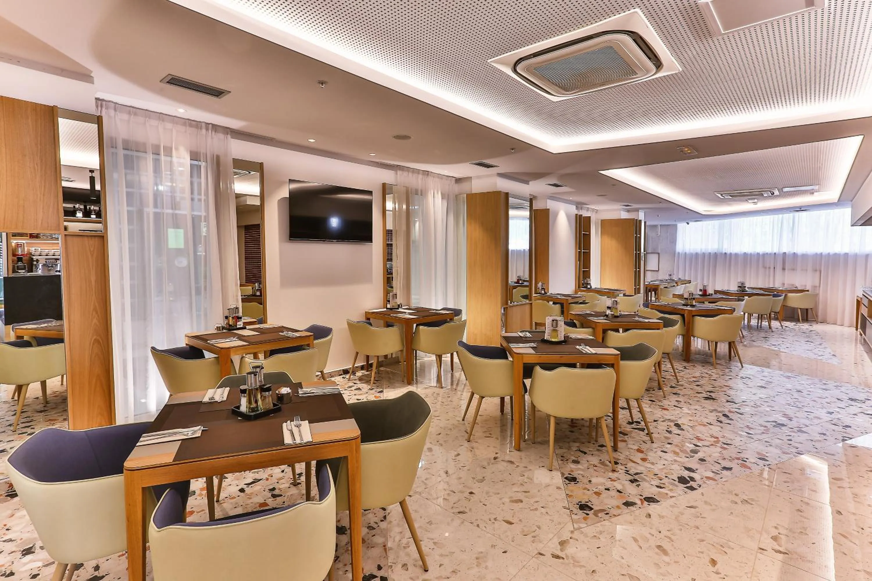 Restaurant/places to eat in Carine Hotel Centar