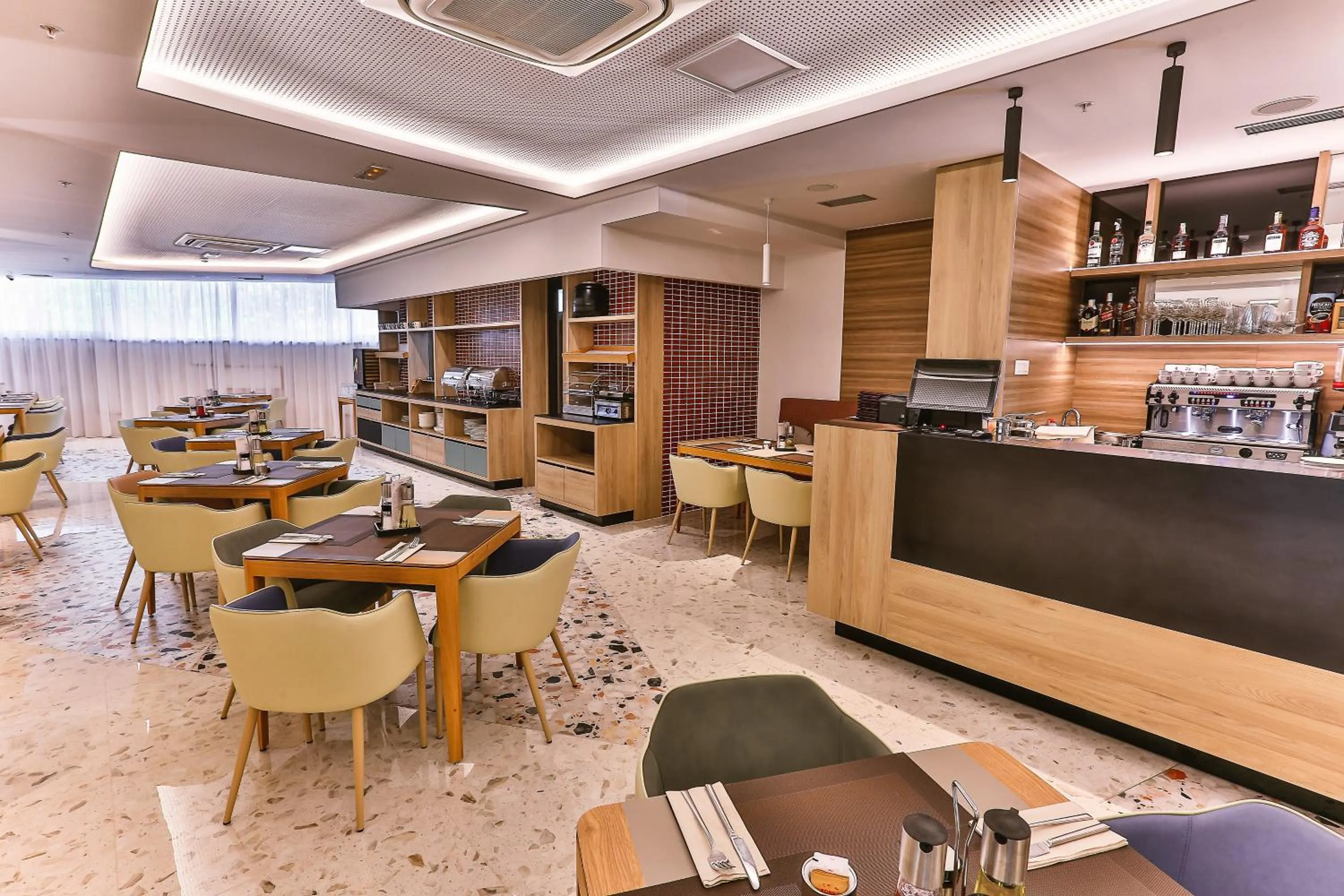 Restaurant/places to eat in Carine Hotel Centar