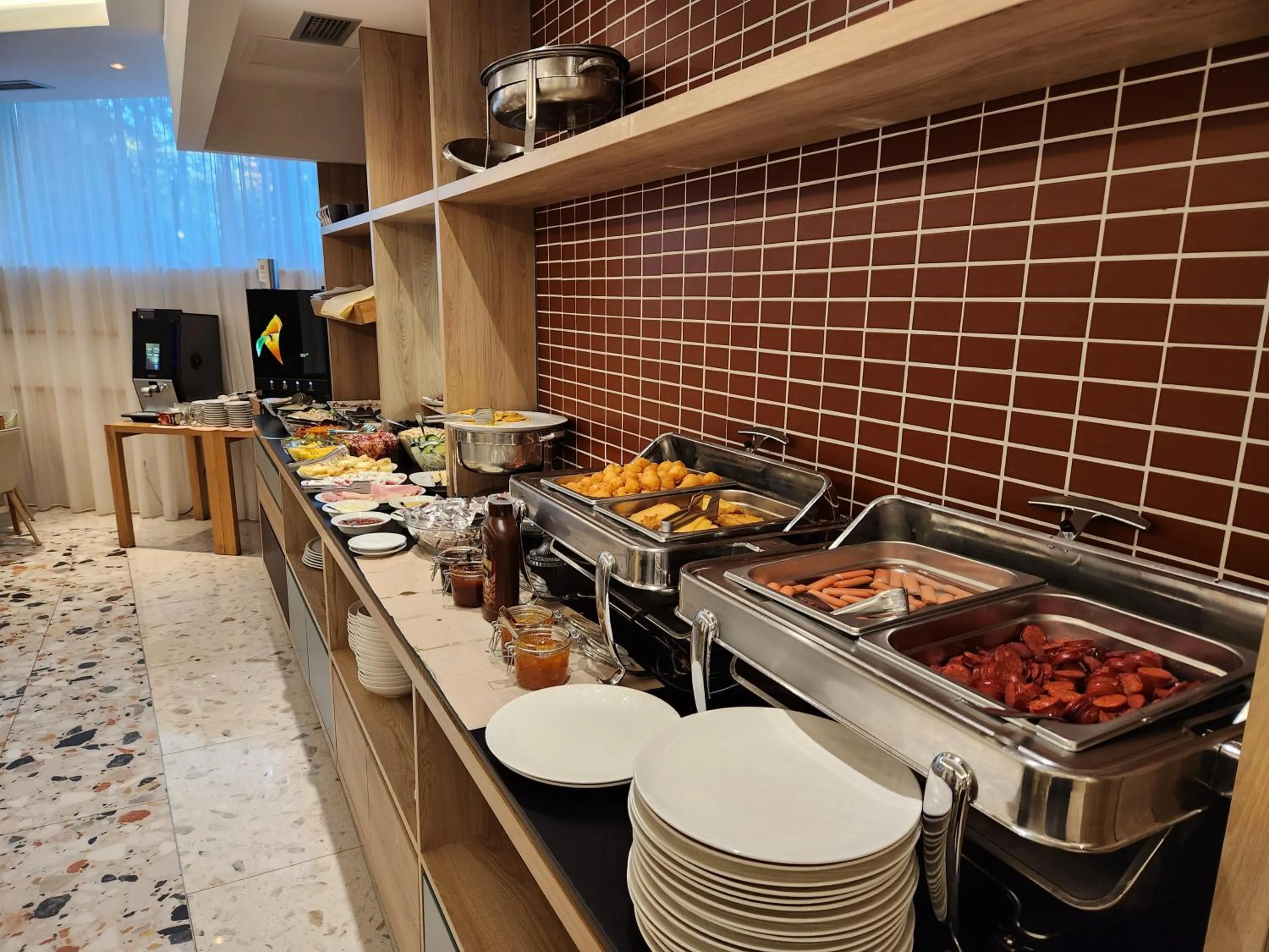 Breakfast in Carine Hotel Centar