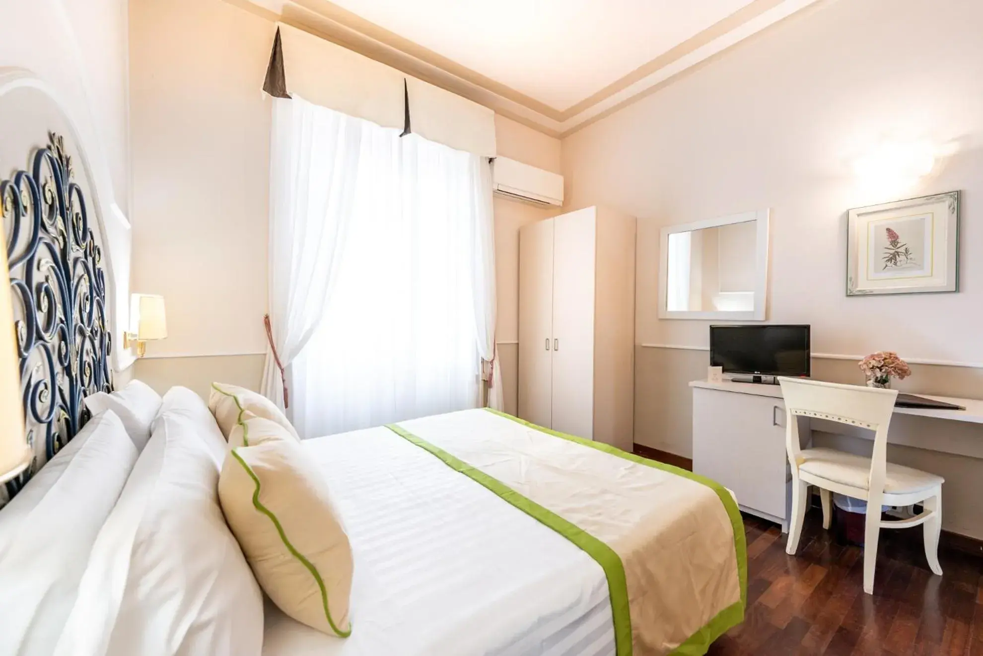 Small Double Room in Hotel Jolanda Small Double Room in Hotel Jolanda