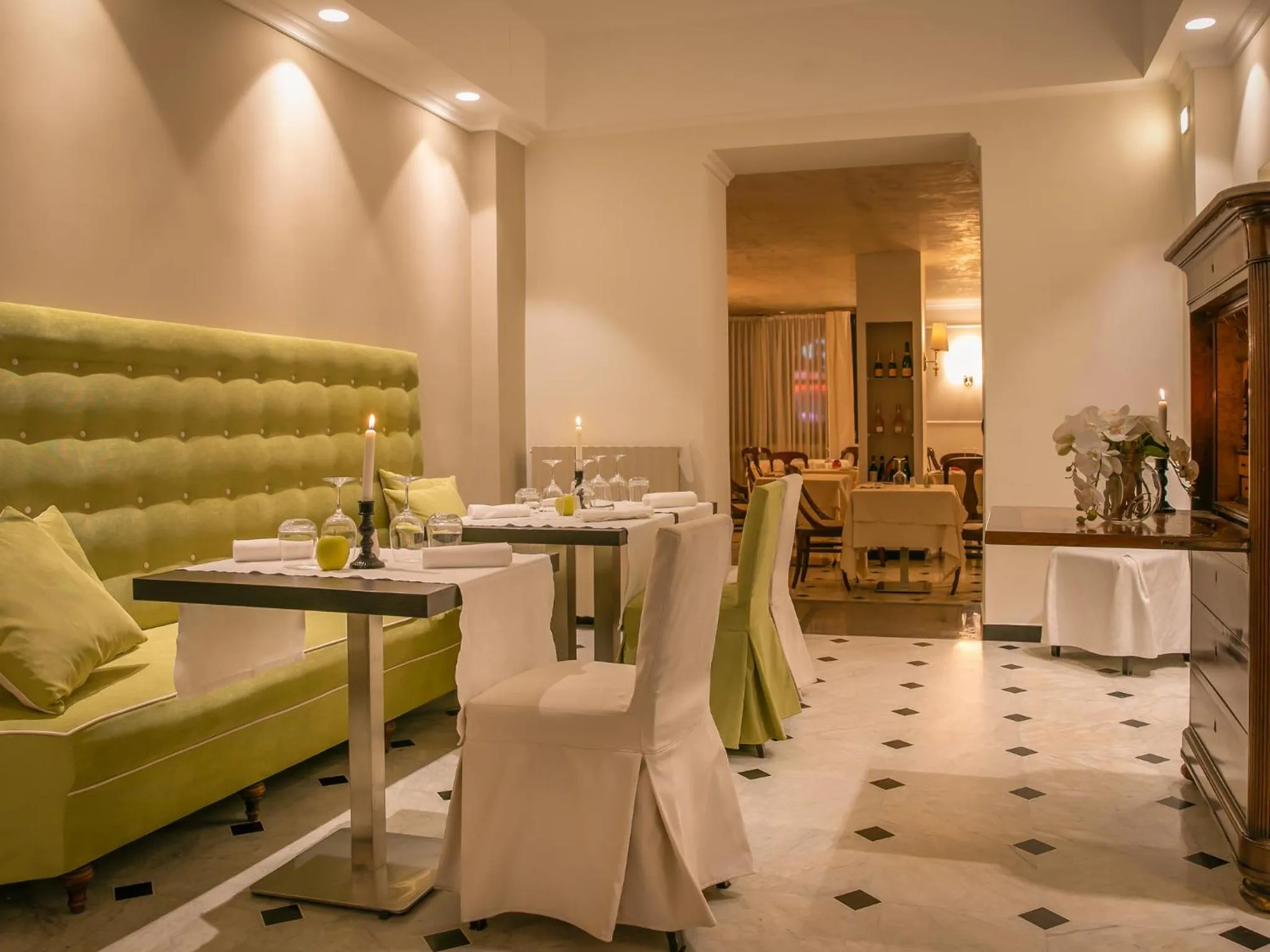 Restaurant/places to eat in Hotel Jolanda