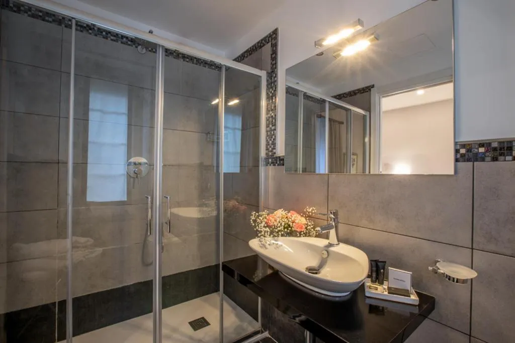 Shower in Hotel Jolanda