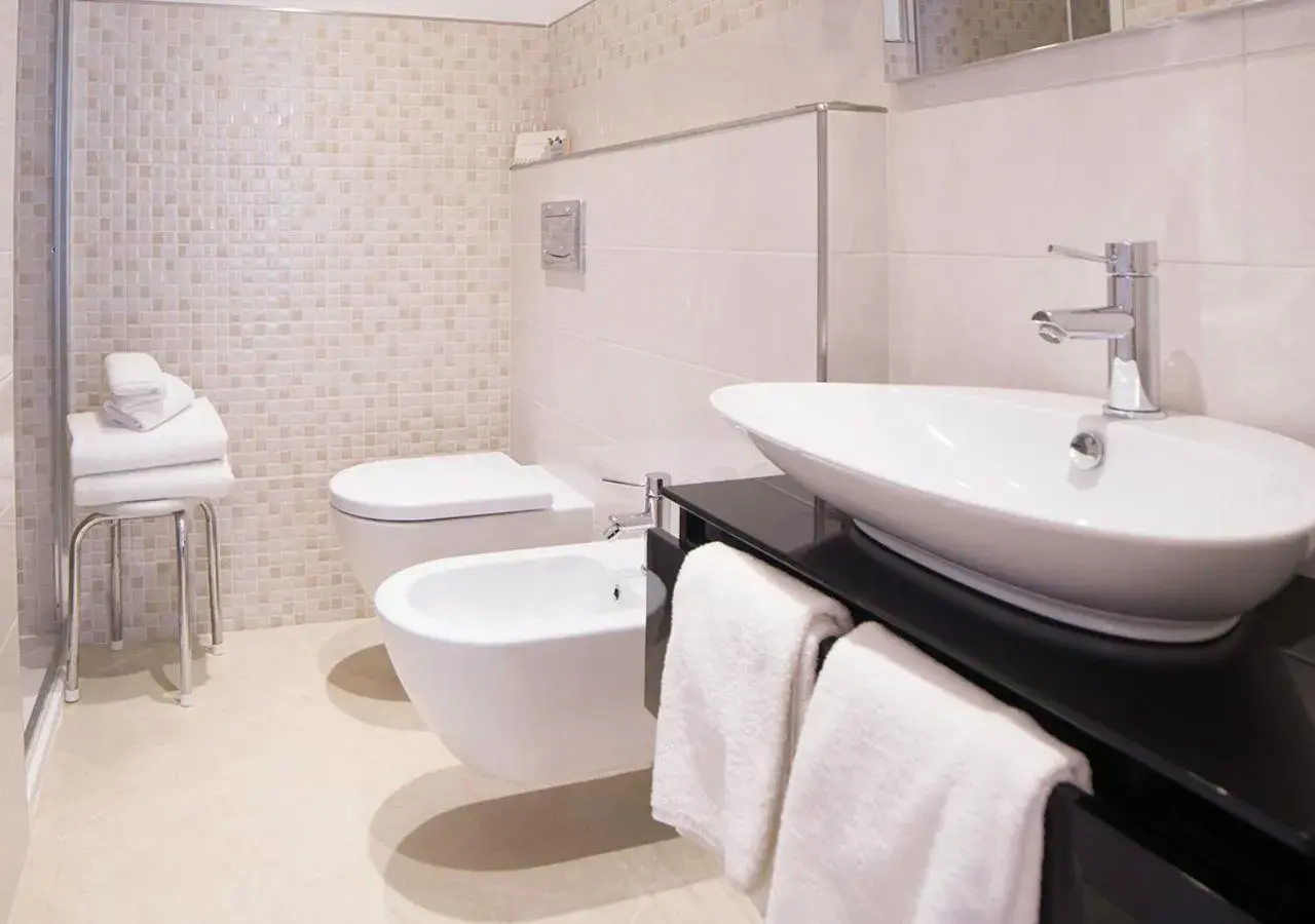 Bathroom in Hotel Jolanda Bathroom in Hotel Jolanda