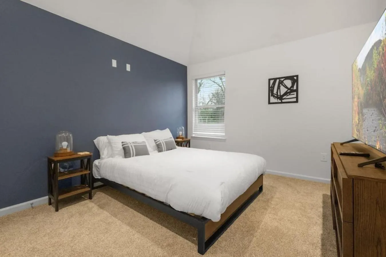 Bedroom, Bed in Gorgeous Downtown 4 Bedroom