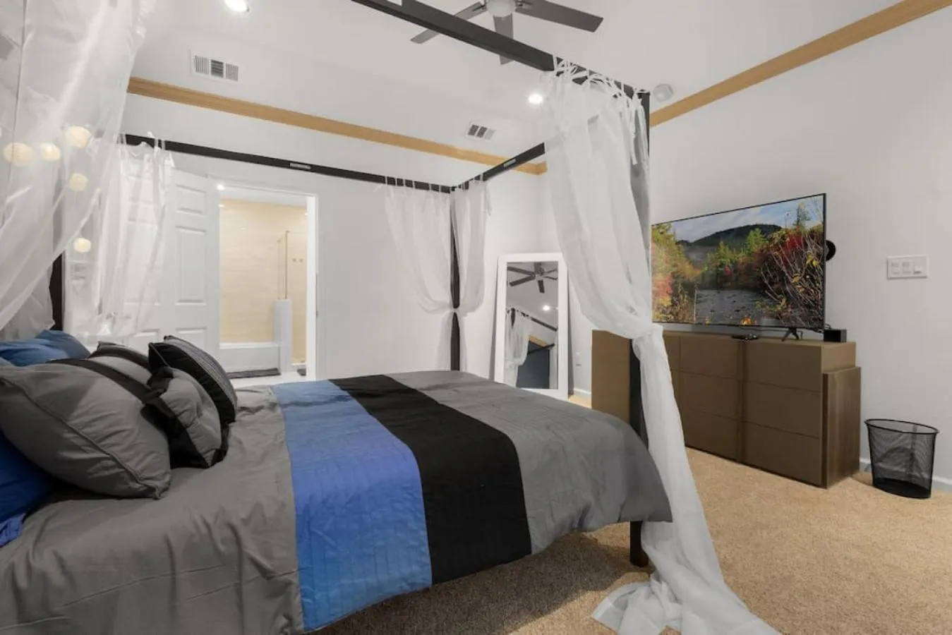 Bedroom, Bed in Gorgeous Downtown 4 Bedroom