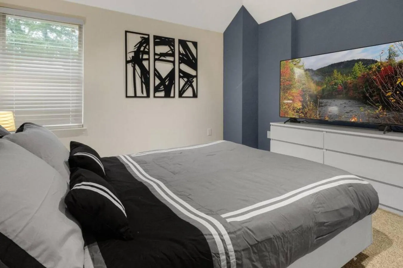 Bedroom, Bed in Gorgeous Downtown 4 Bedroom