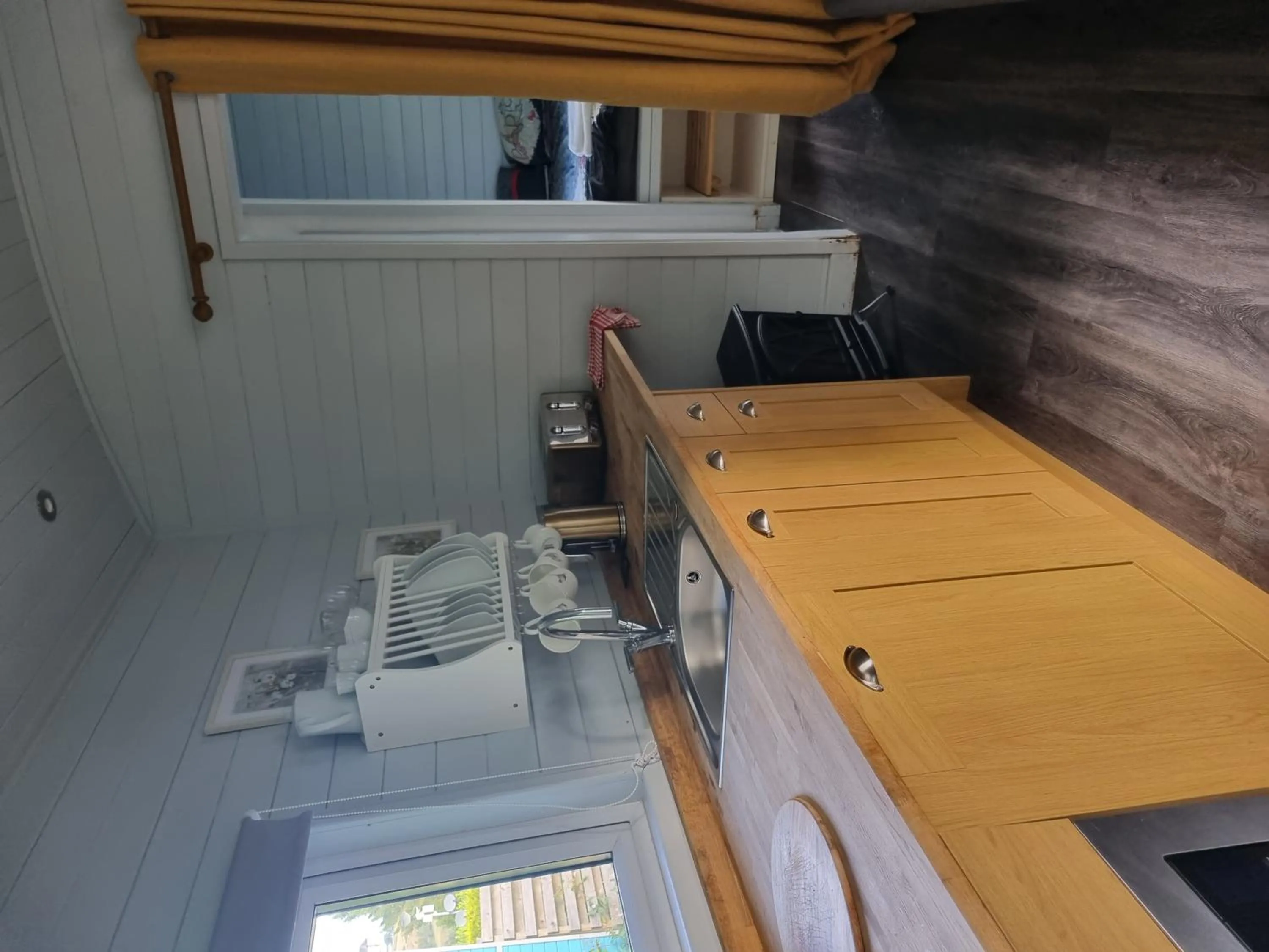 Glamping Hut - Riverview 3