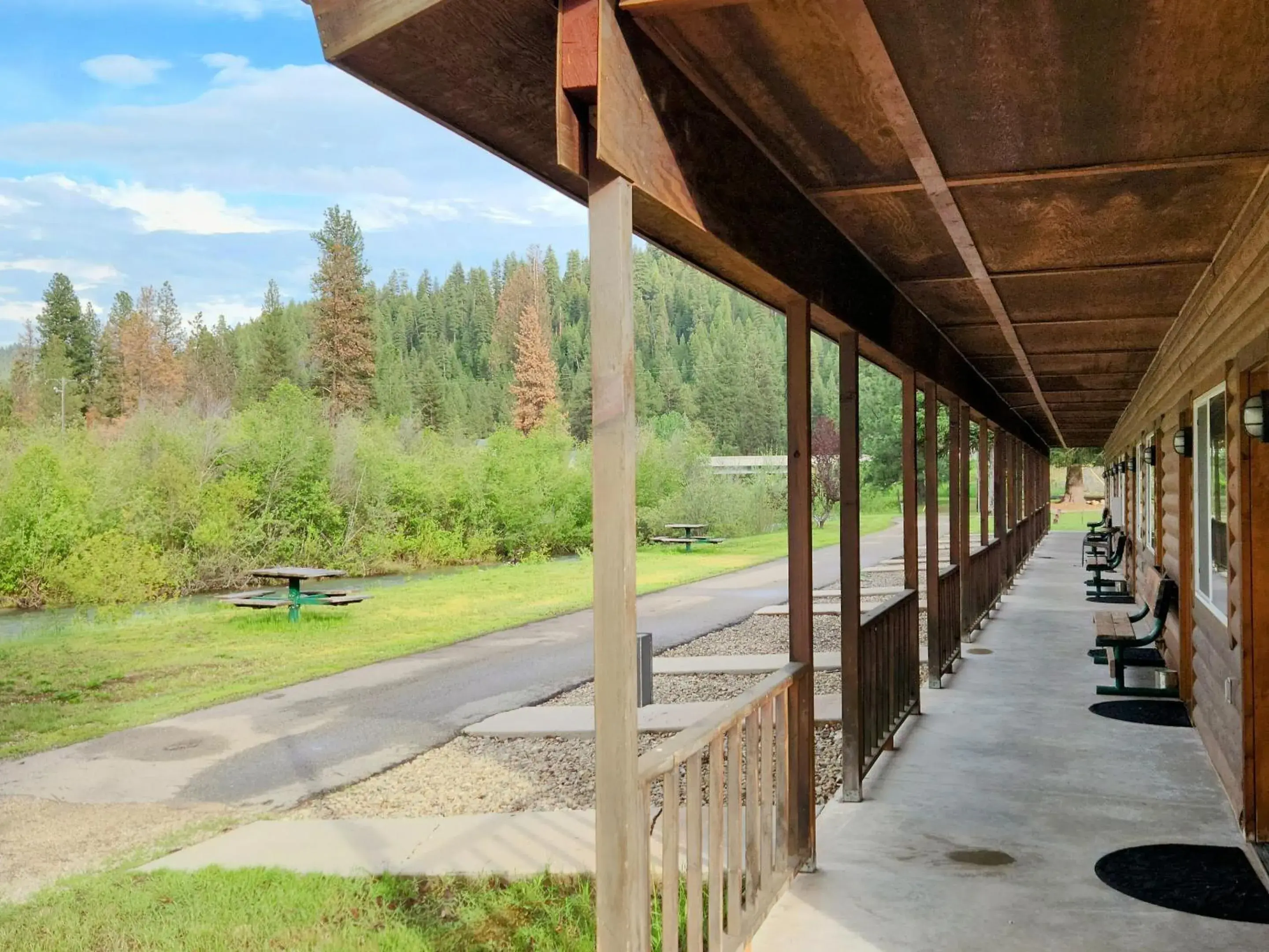 Property building in Southfork Lodge - Riverside Inn Property building in Southfork Lodge - Riverside Inn