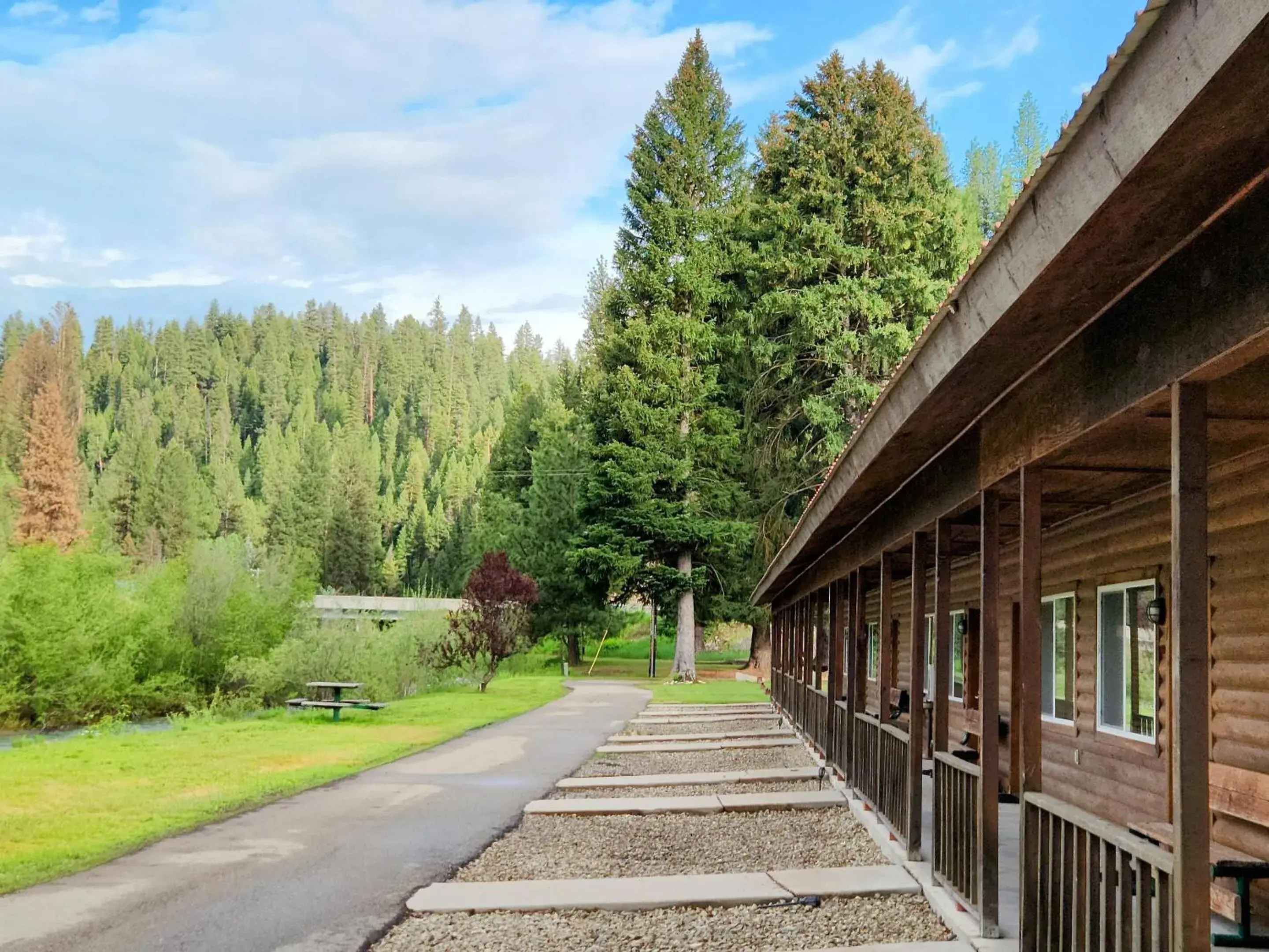 Property building in Southfork Lodge - Riverside Inn Property building in Southfork Lodge - Riverside Inn