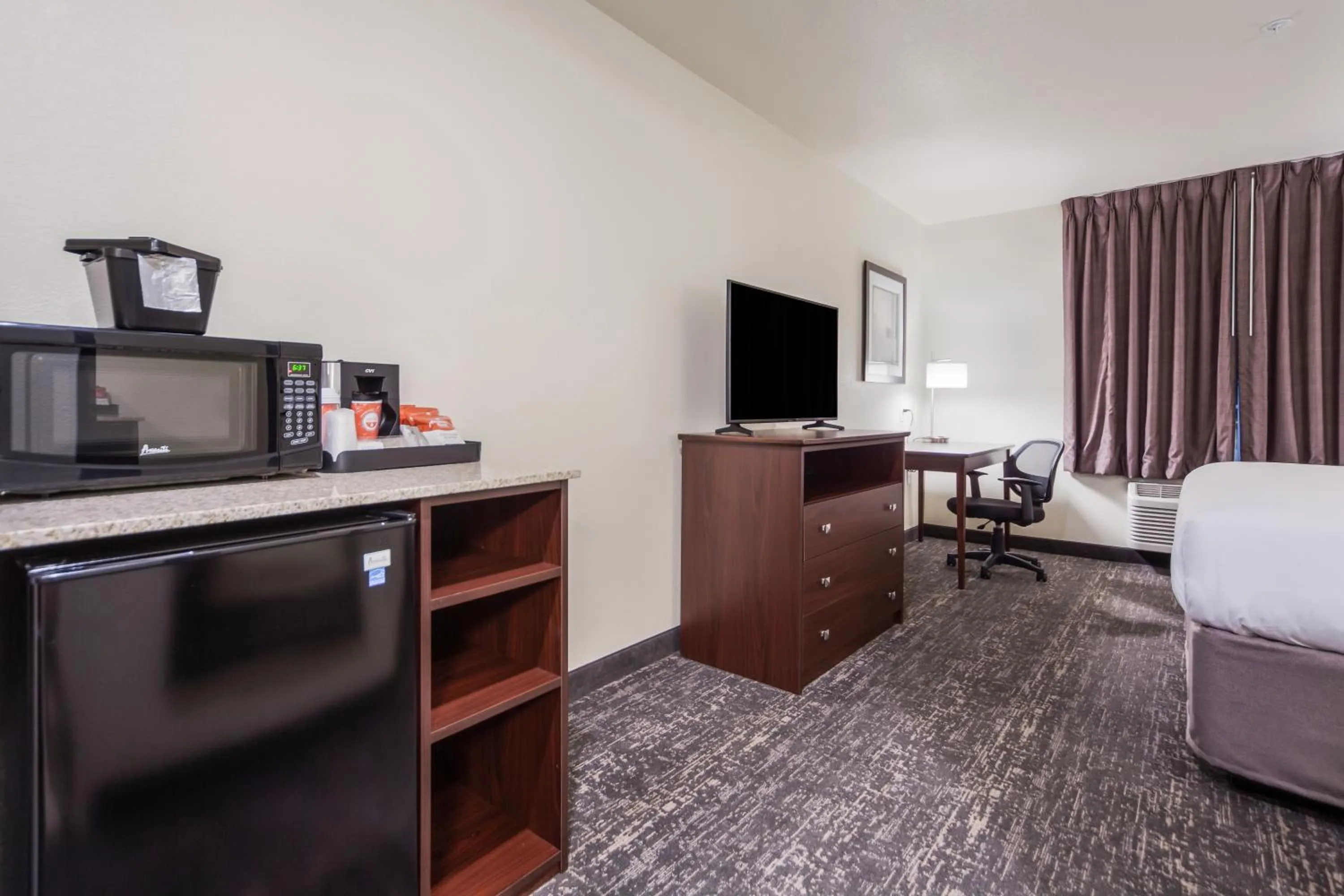 TV and multimedia, Bed in Cobblestone Inn & Suites-Fremont
