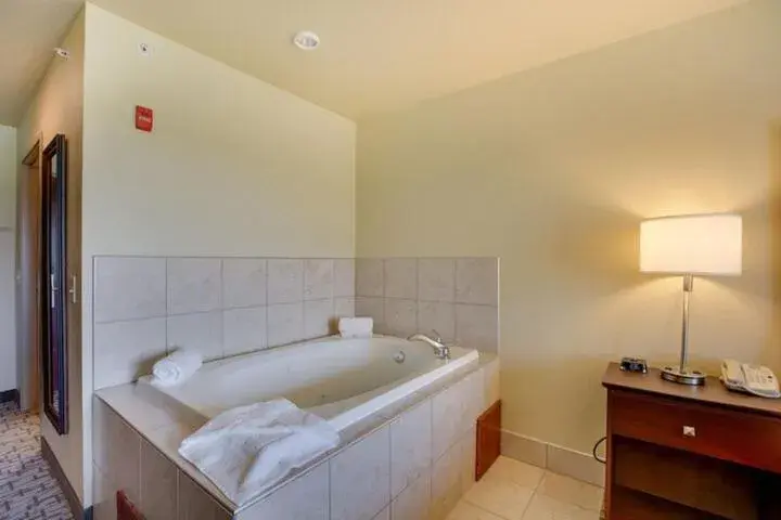 Hot Tub, Bed in Cobblestone Inn & Suites-Fremont Hot Tub, Bed in Cobblestone Inn & Suites-Fremont