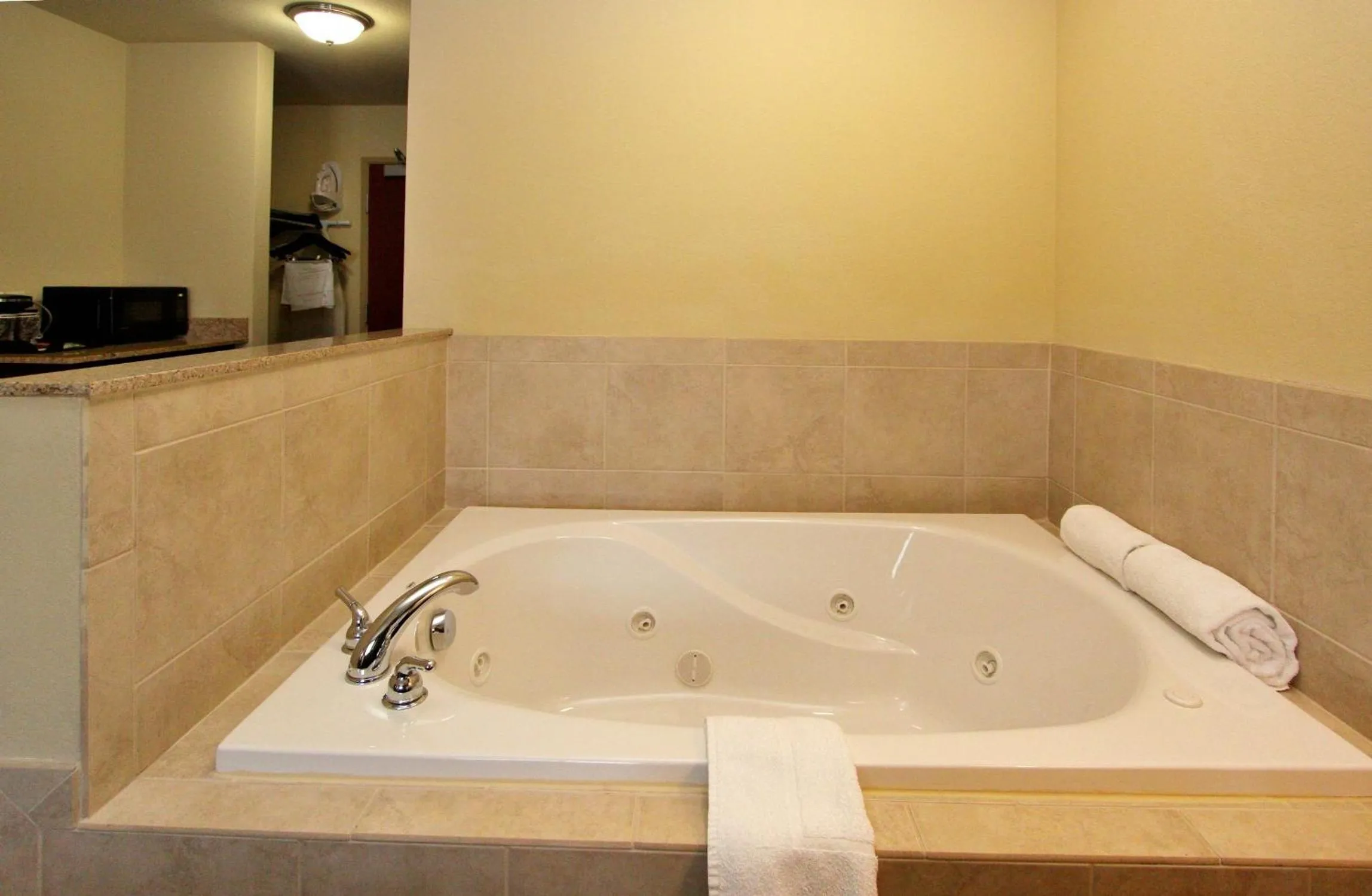 Bath in Cobblestone Inn & Suites-Fremont