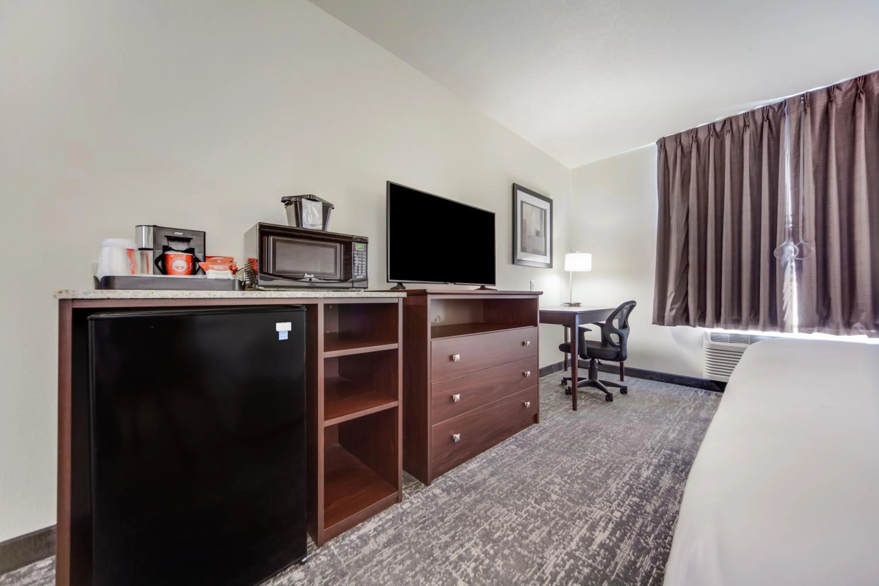 TV and multimedia, Bed in Cobblestone Inn & Suites-Fremont