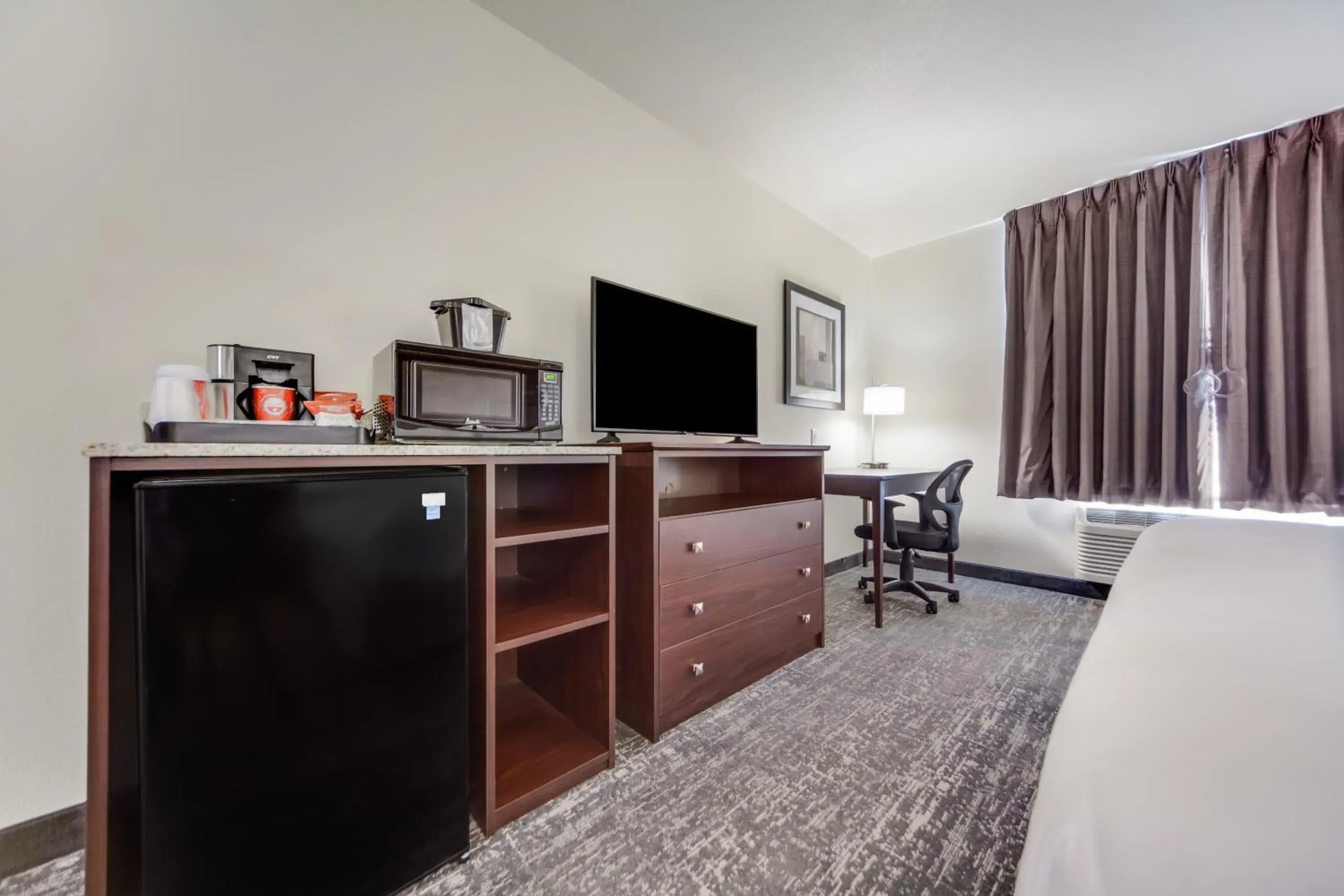 TV and multimedia, Bed in Cobblestone Inn & Suites-Fremont TV and multimedia, Bed in Cobblestone Inn & Suites-Fremont