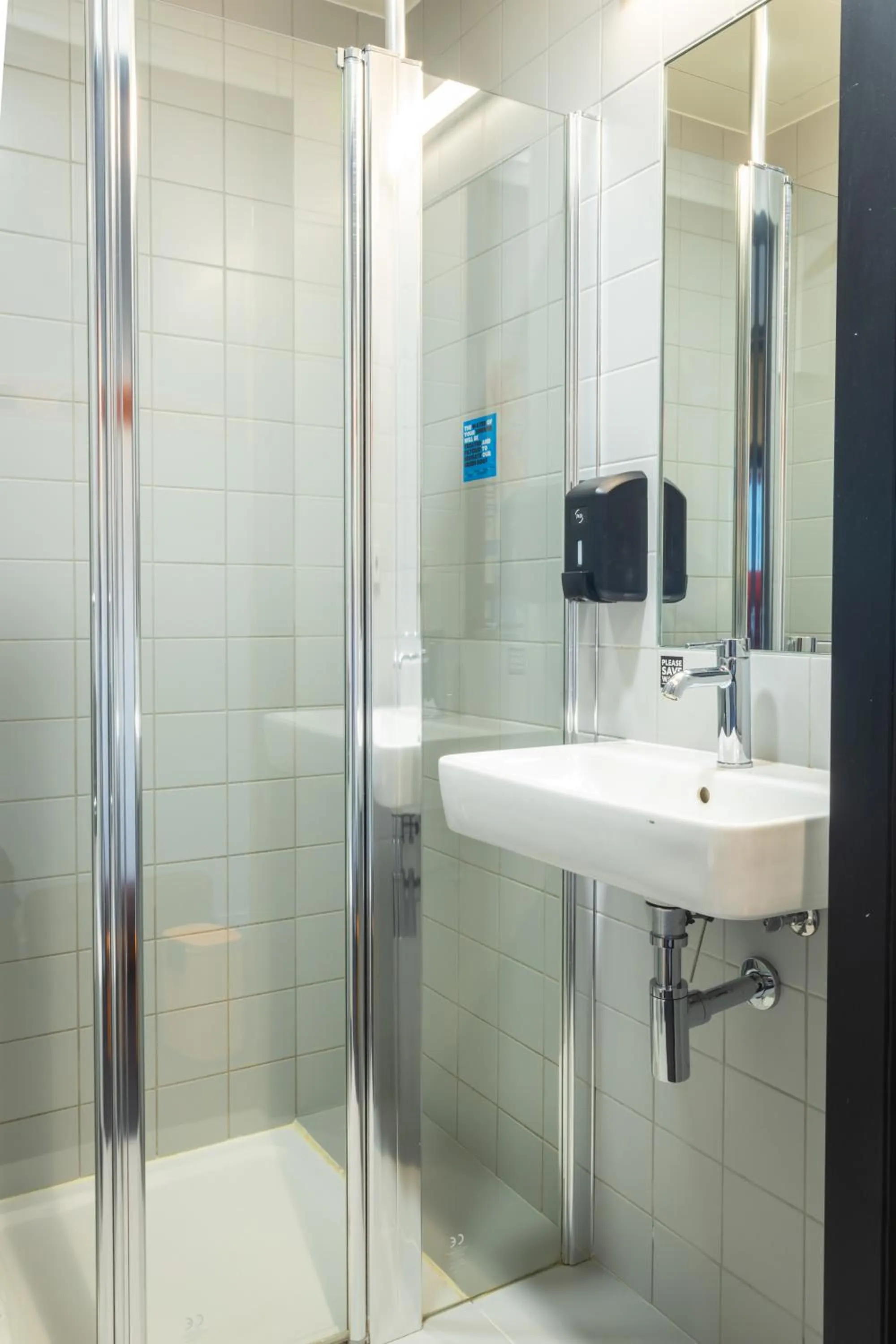 Toilet in The People - Paris Marais