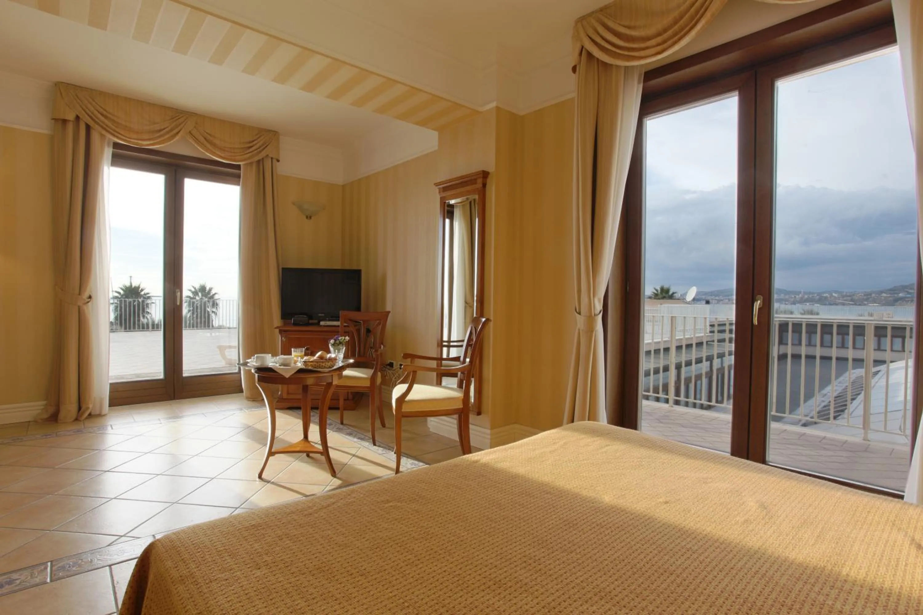 Photo of the whole room, Bed in Dioscuri Bay Palace