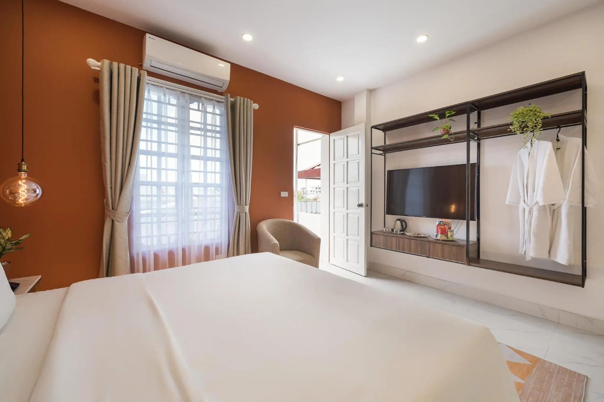 C o r o n a Hanoi House